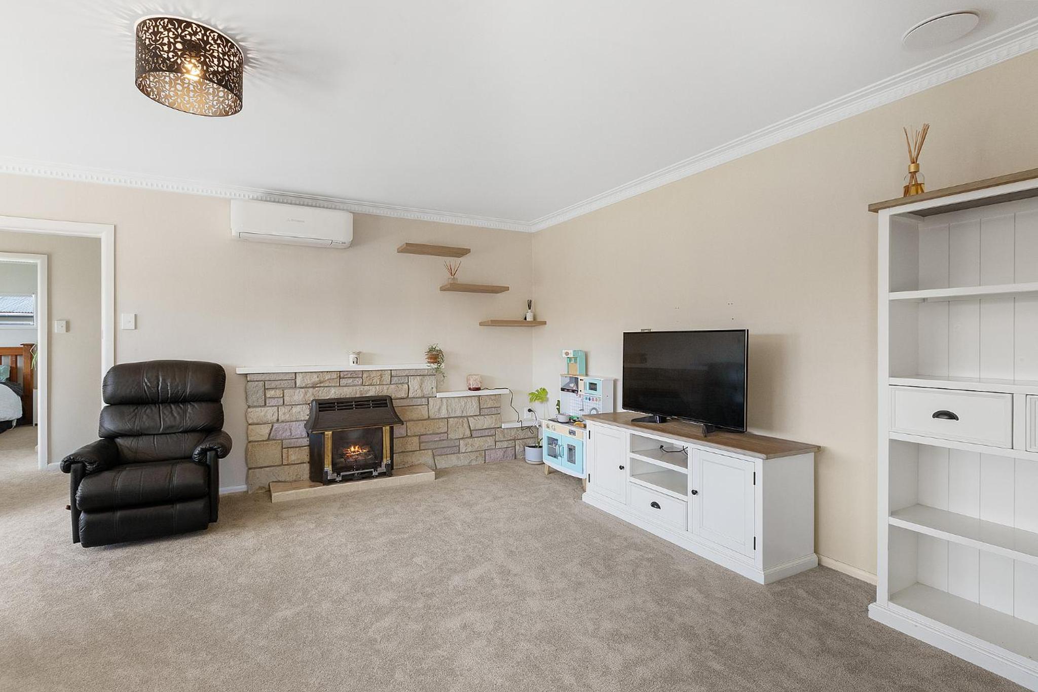 Entire home-3 bedroom home central Hamilton view 5