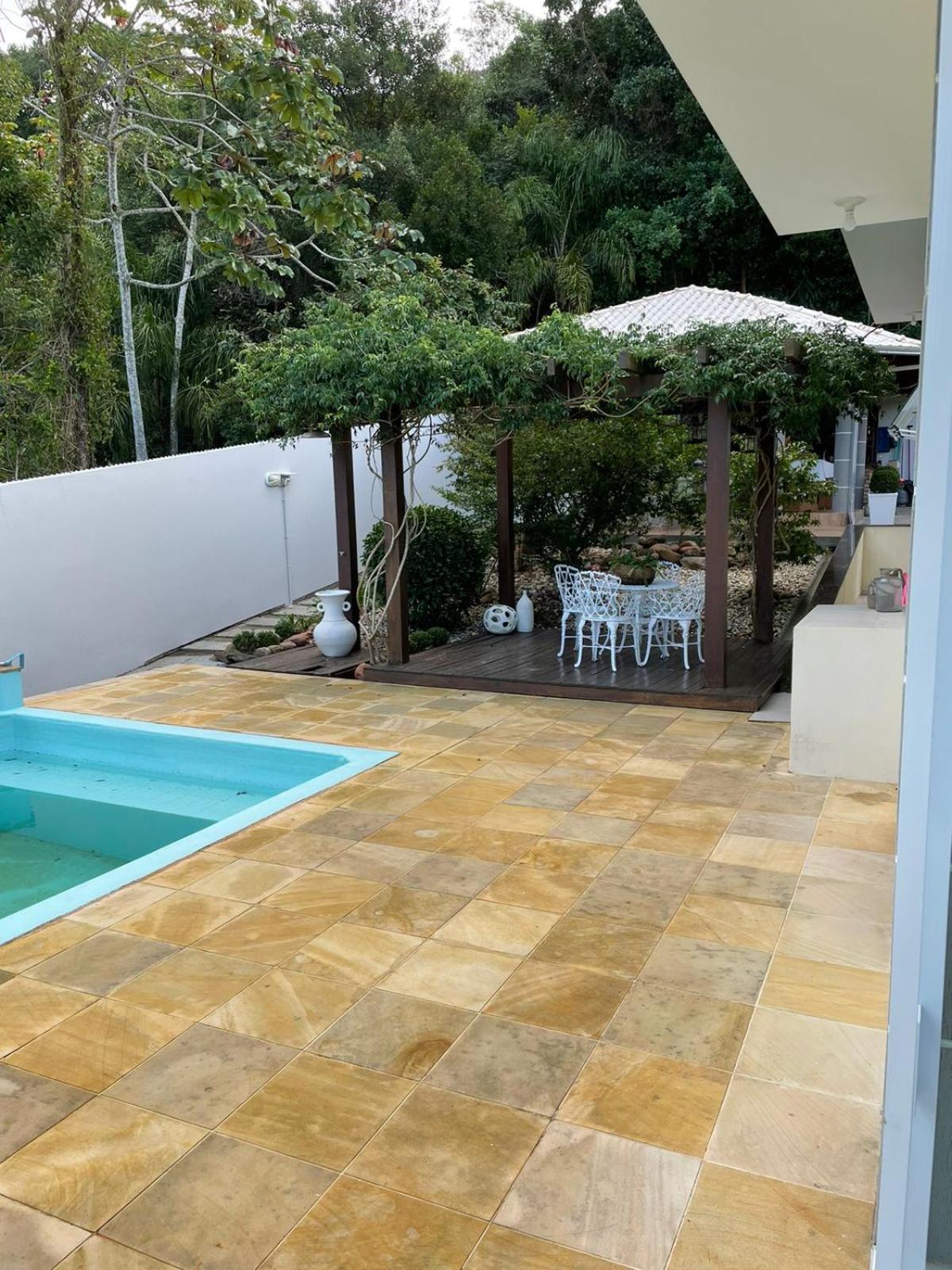 Casa luxuosa con piscina no centro de Bombinhas