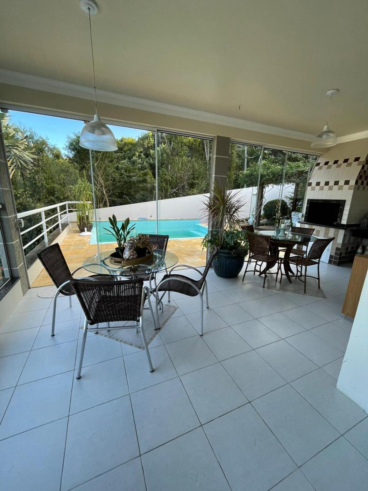 Casa luxuosa con piscina no centro de Bombinhas
