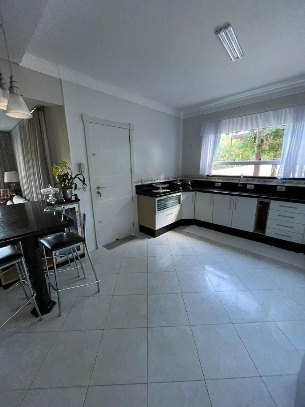 Casa luxuosa con piscina no centro de Bombinhas