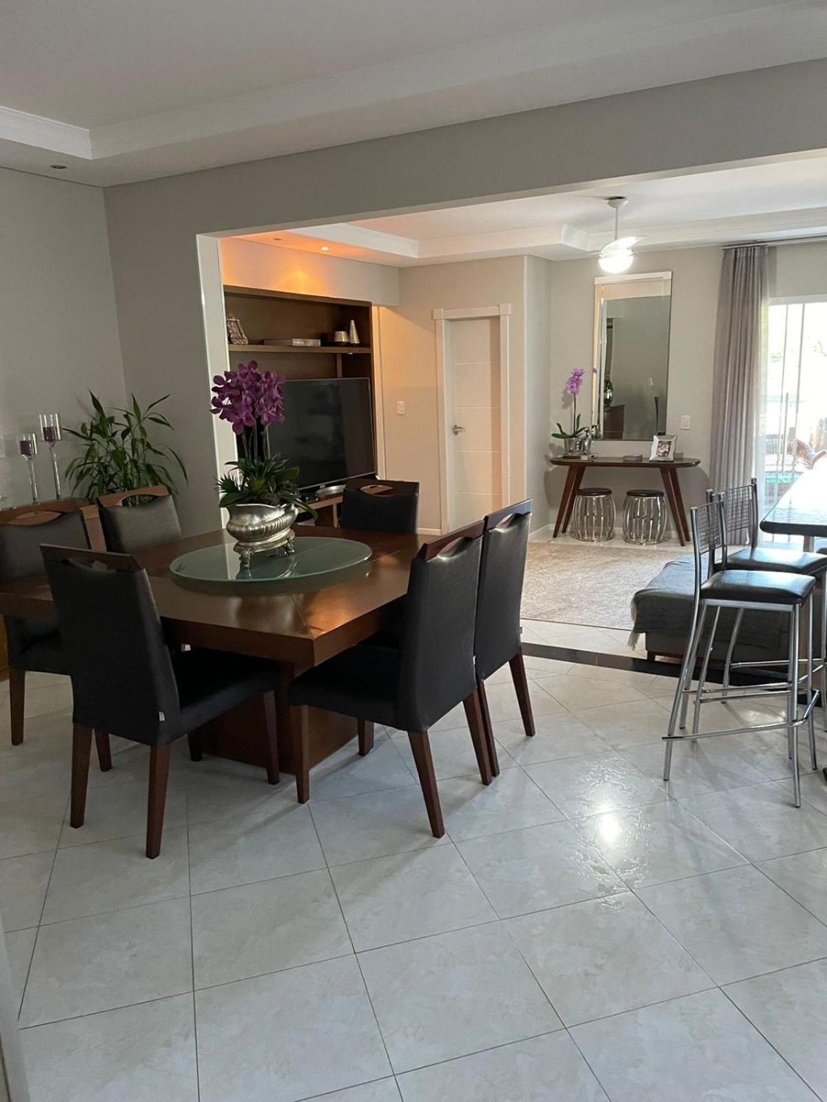 Casa luxuosa con piscina no centro de Bombinhas