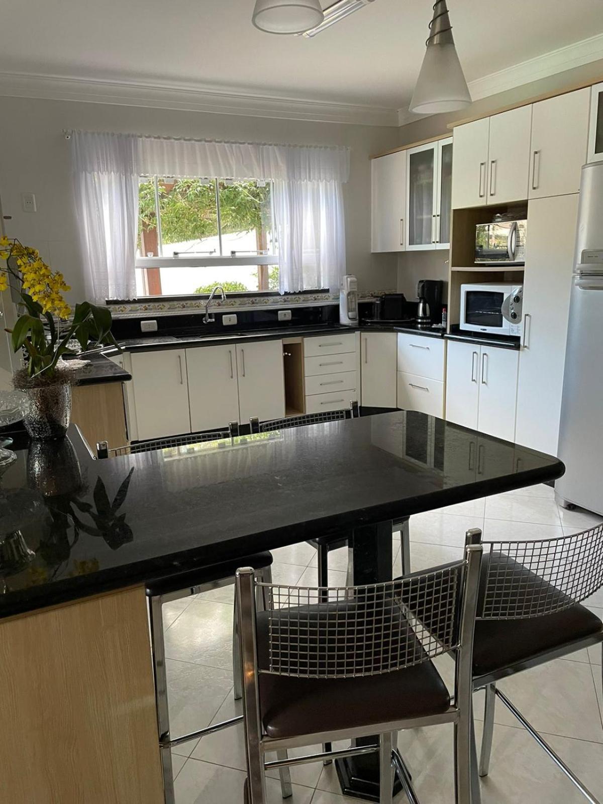 Casa luxuosa con piscina no centro de Bombinhas