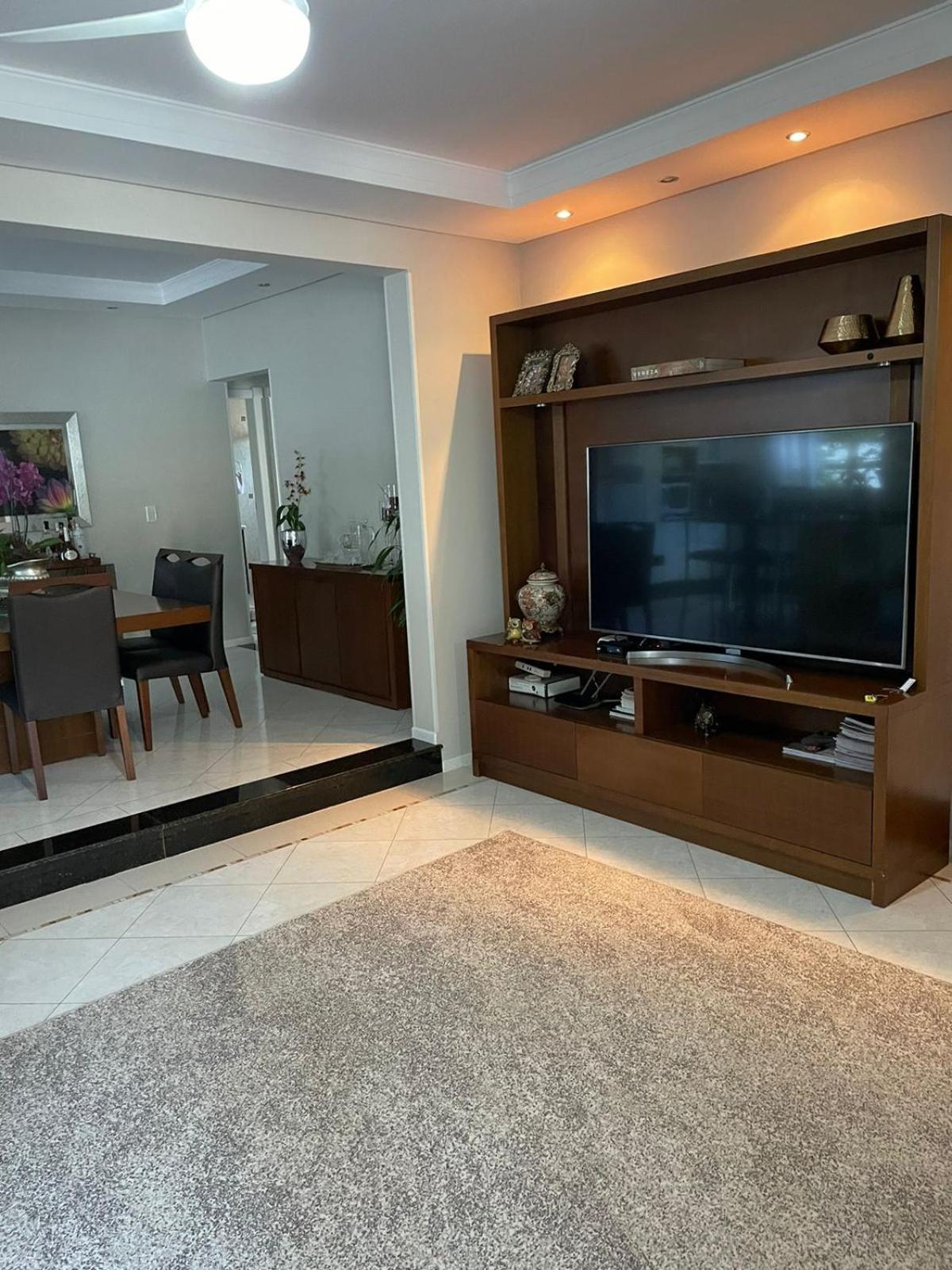 Casa luxuosa con piscina no centro de Bombinhas