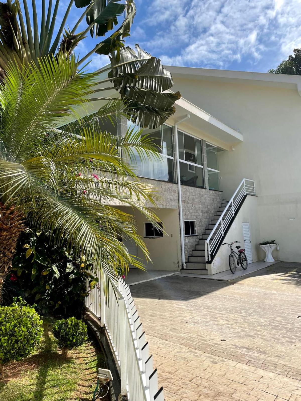 Casa luxuosa con piscina no centro de Bombinhas
