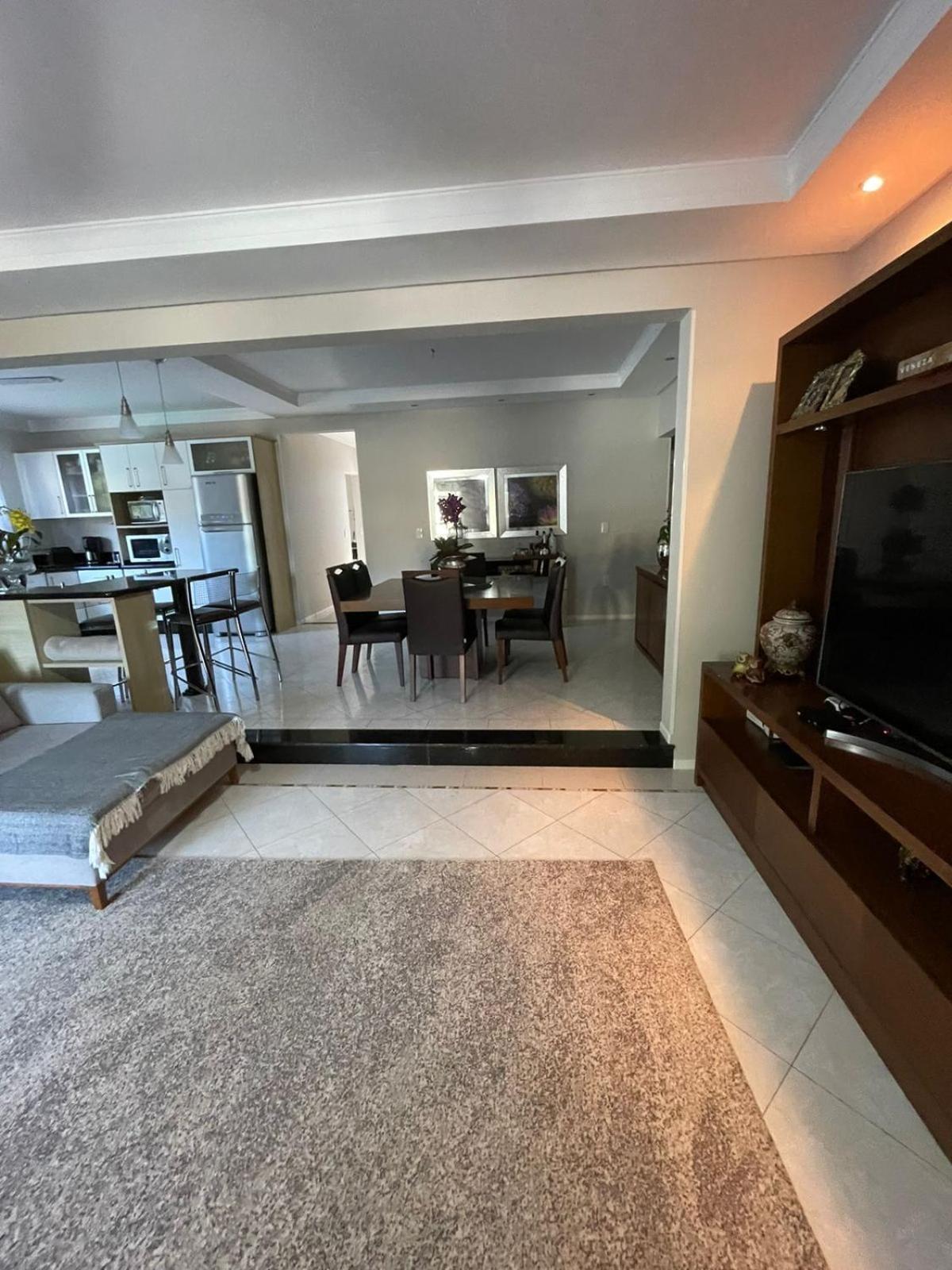 Casa luxuosa con piscina no centro de Bombinhas