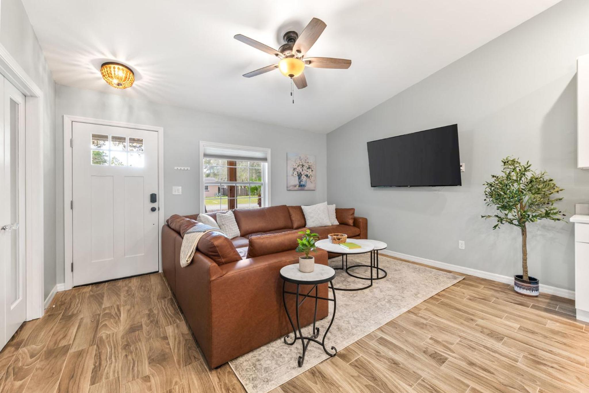 Sunny Retreat Near Downtown & Beaches view 2
