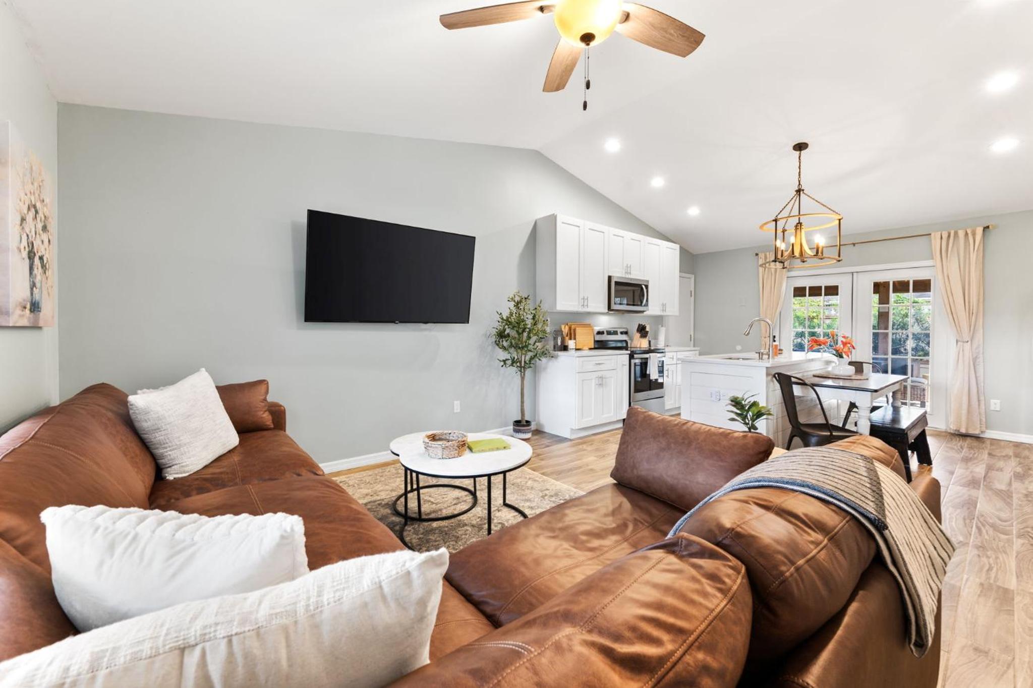 Sunny Retreat Near Downtown & Beaches view 4