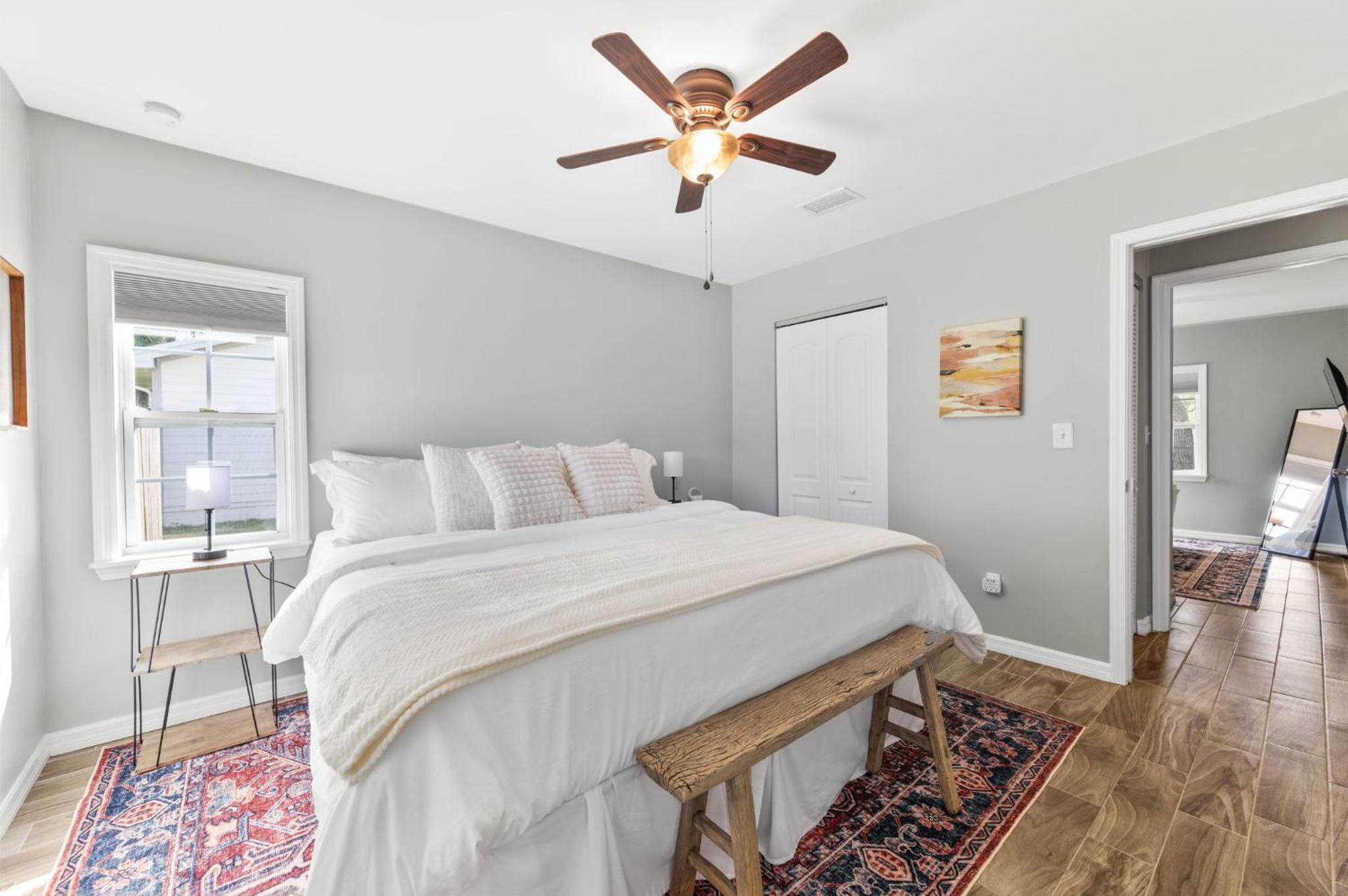 Sunny Retreat Near Downtown & Beaches view 5