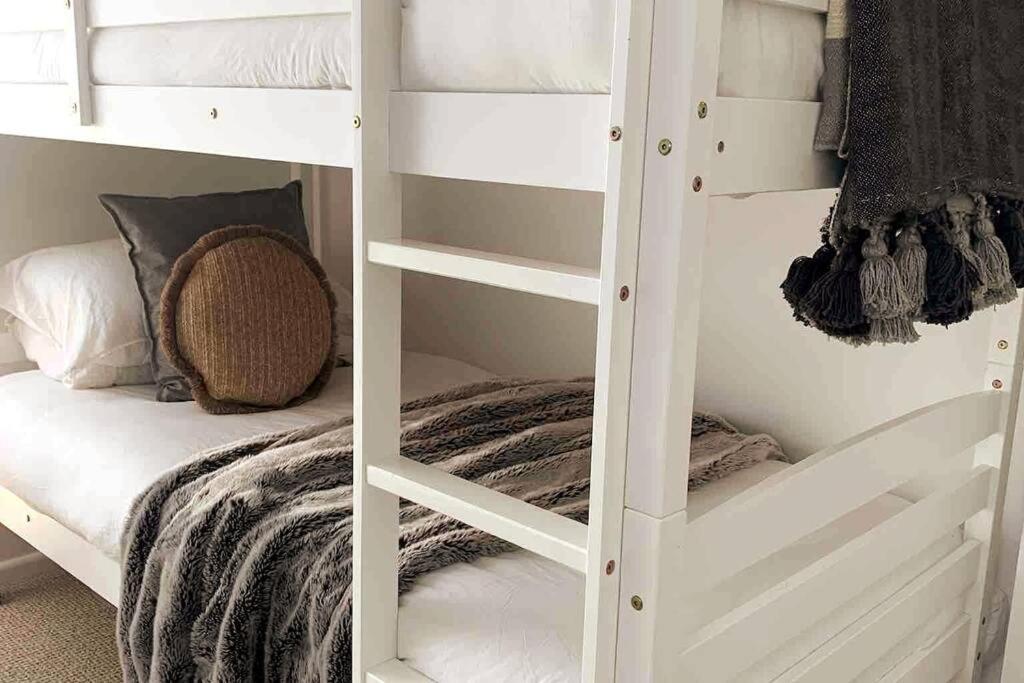 Seaside Beach Shakabode Retreat w Lovely Bay Views