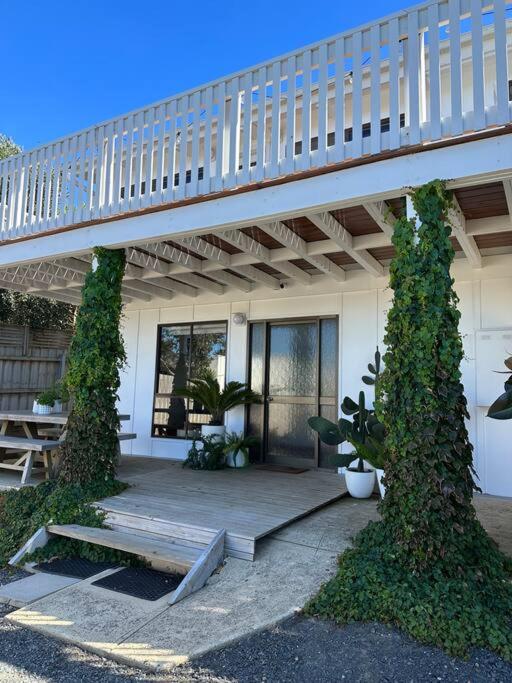 Seaside Beach Shakabode Retreat w Lovely Bay Views