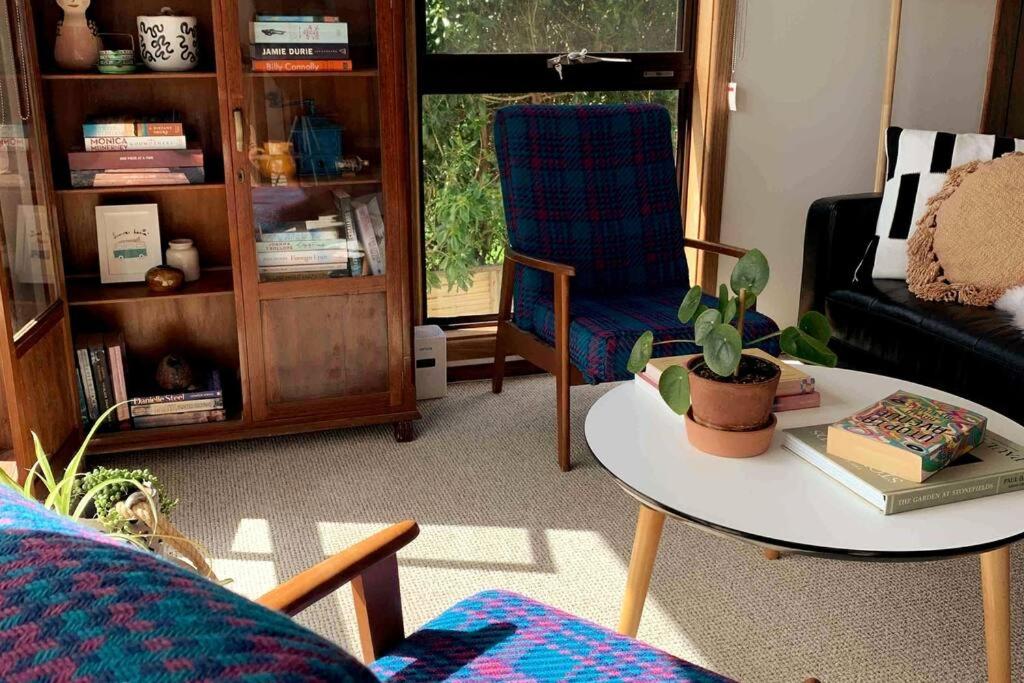 Seaside Beach Shakabode Retreat w Lovely Bay Views