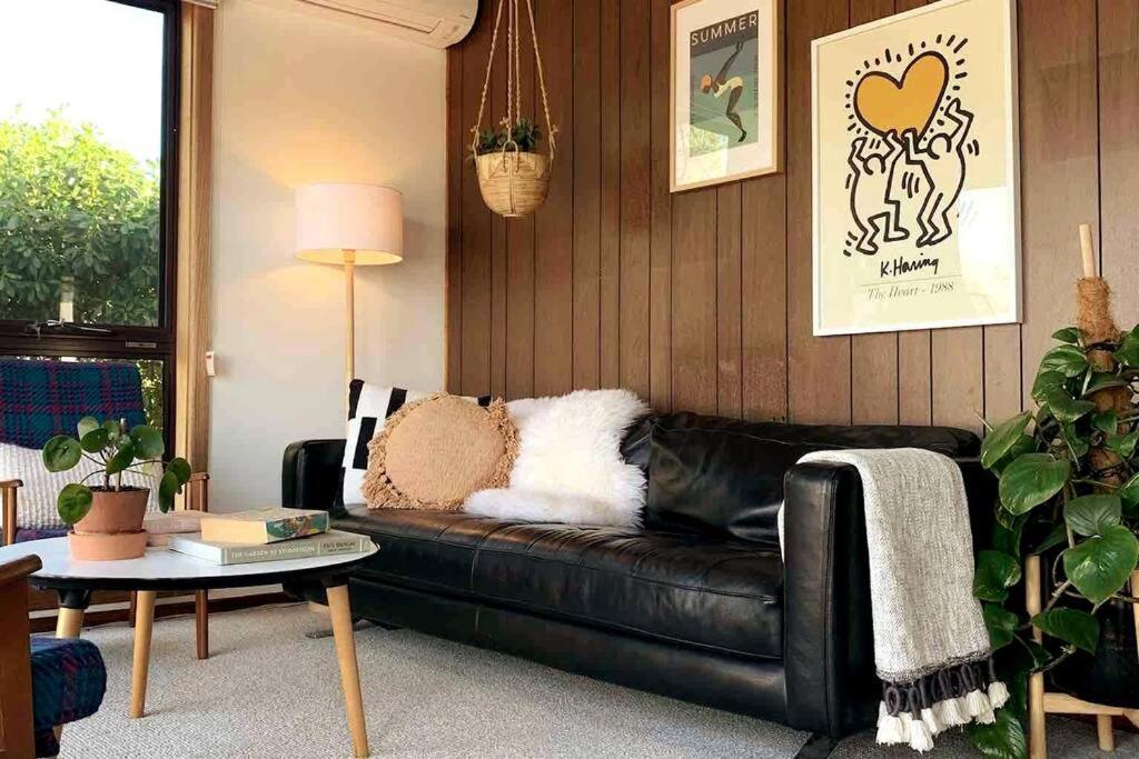 Seaside Beach Shakabode Retreat w Lovely Bay Views