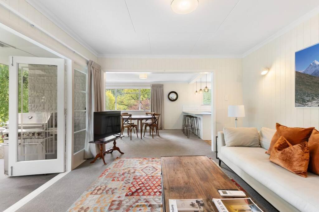 Central Arrowtown - 4 Beds and Hot Tub! view 2