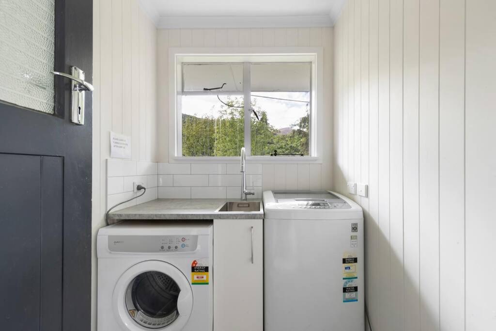 Central Arrowtown - 4 Beds and Hot Tub! view 3