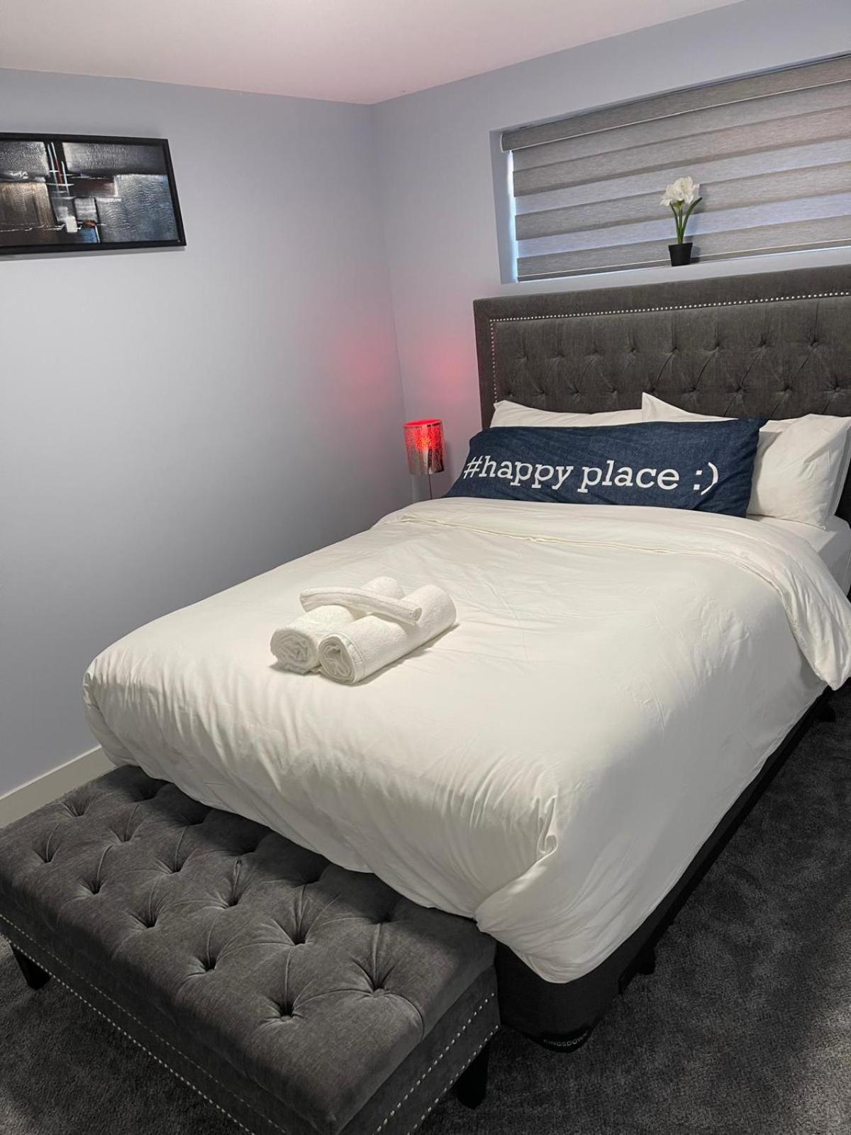The Cozy Cove - Modern Private Basement Suite with Comfort & Charm, Free Parking, WiFi, Netflix Close to airport & 18 minutes to West Edmonton Mall