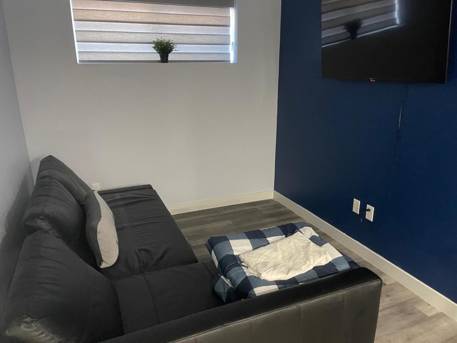 The Cozy Cove - Modern Private Basement Suite with Comfort & Charm, Free Parking, WiFi, Netflix Close to airport & 18 minutes to West Edmonton Mall