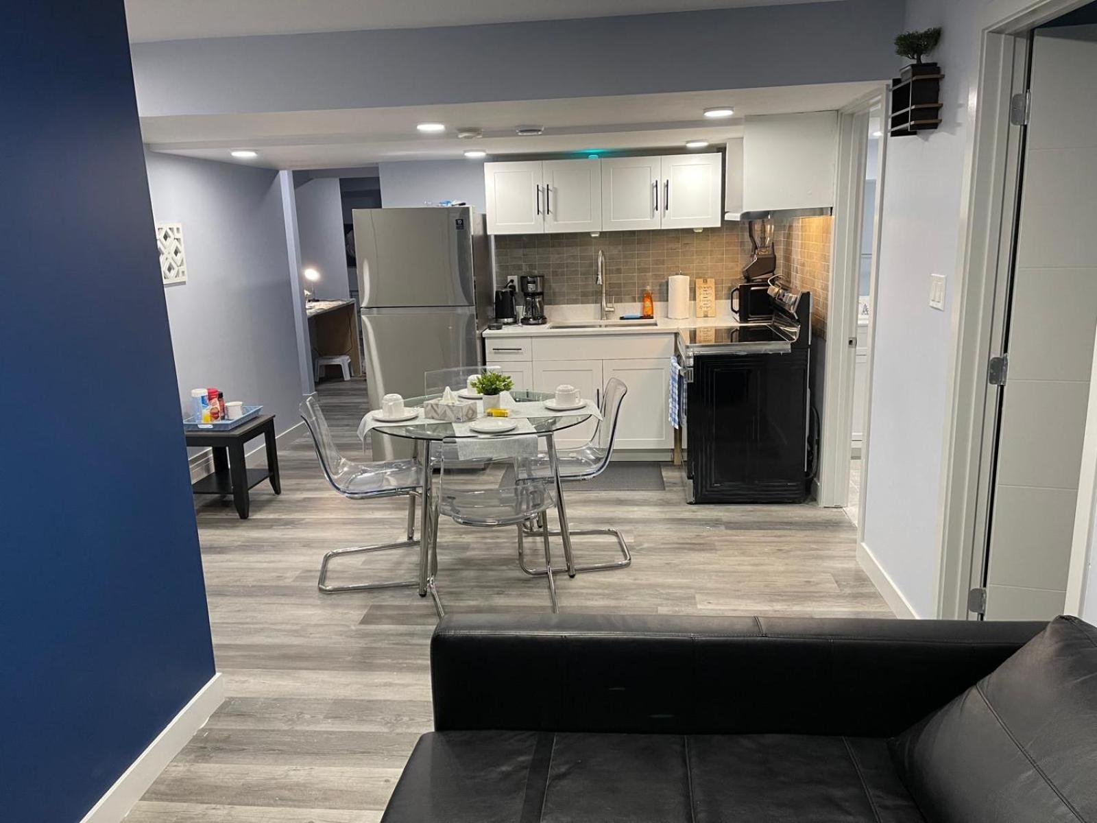 The Cozy Cove - Modern Private Basement Suite with Comfort & Charm, Free Parking, WiFi, Netflix Close to airport & 18 minutes to West Edmonton Mall