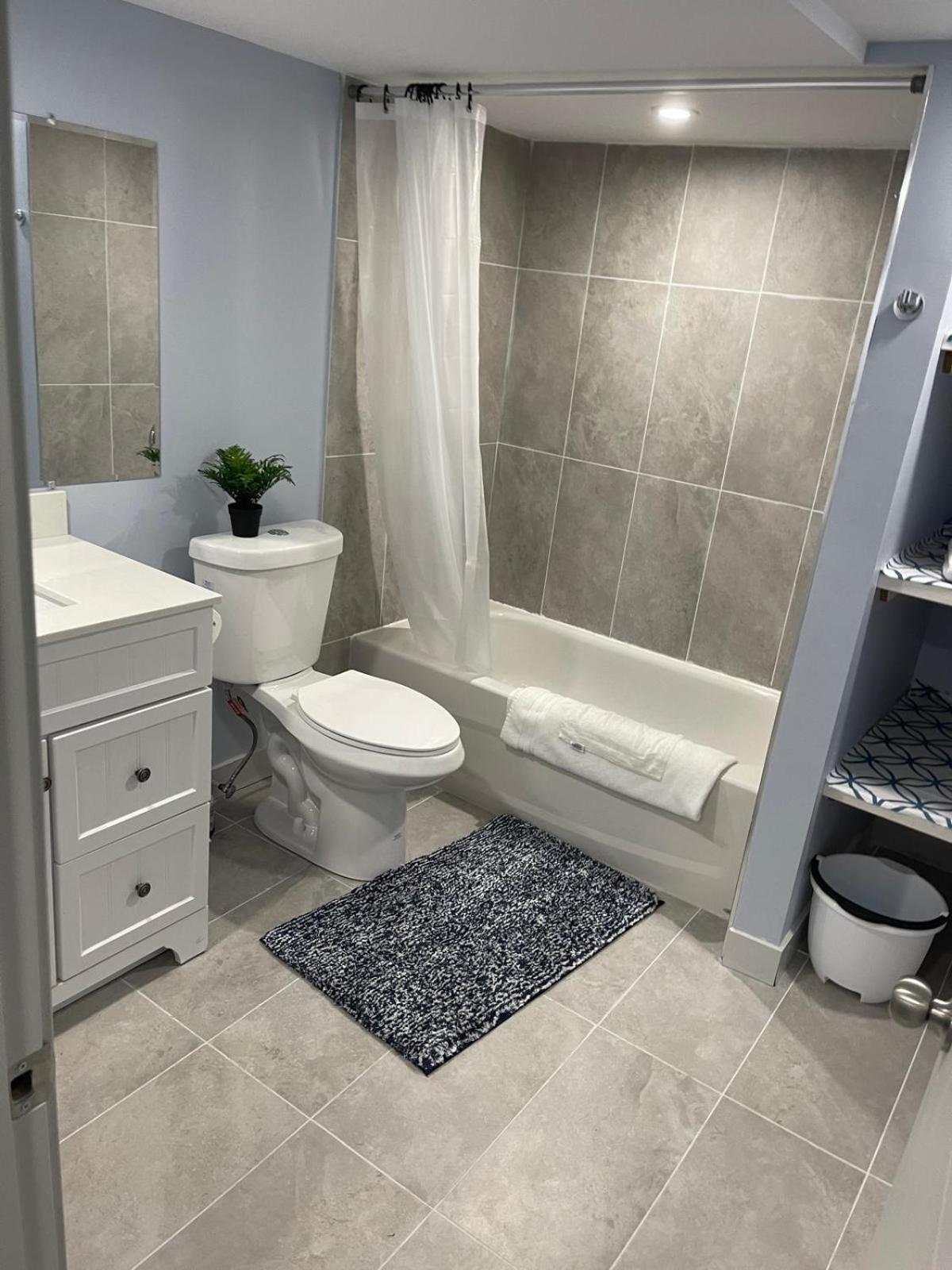 The Cozy Cove - Modern Private Basement Suite with Comfort & Charm, Free Parking, WiFi, Netflix Close to airport & 18 minutes to West Edmonton Mall