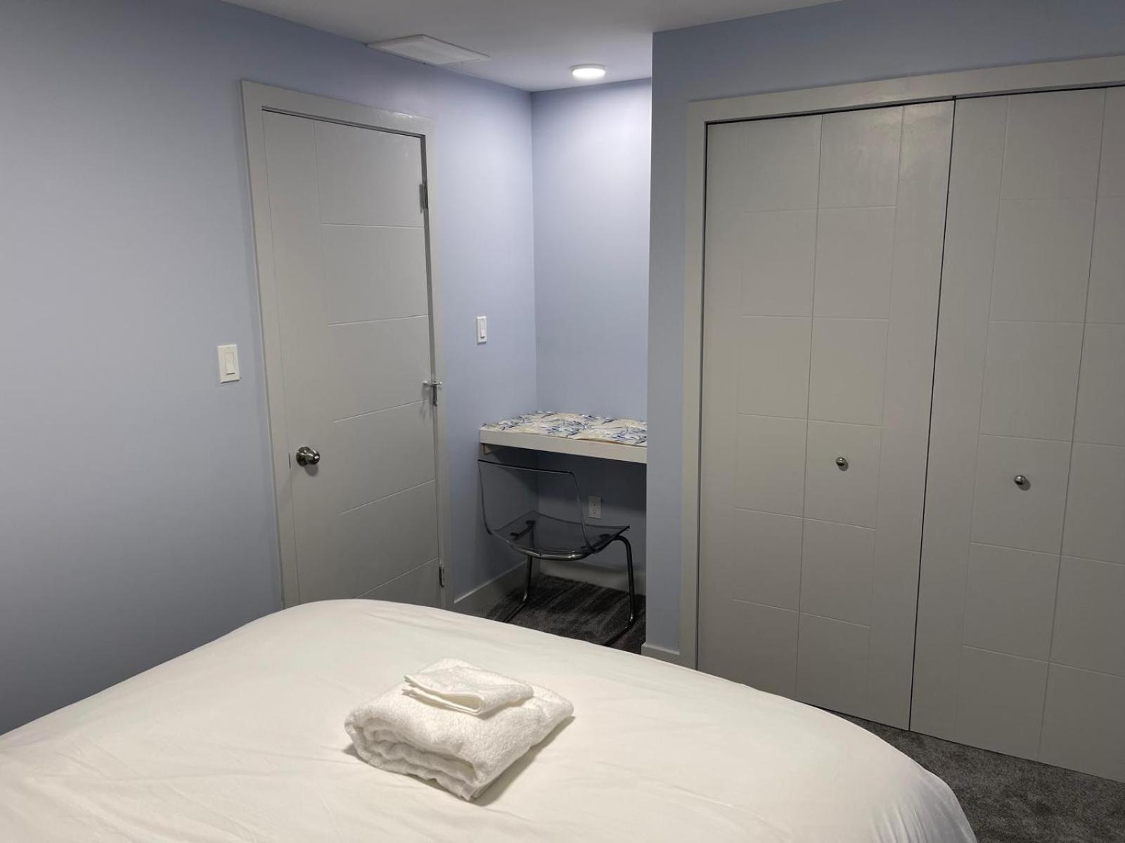 The Cozy Cove - Modern Private Basement Suite with Comfort & Charm, Free Parking, WiFi, Netflix Close to airport & 18 minutes to West Edmonton Mall