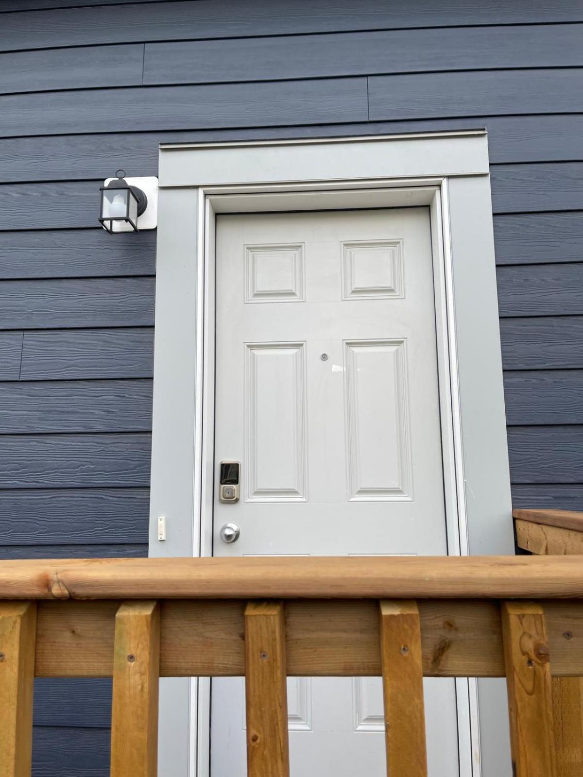 The Cozy Cove - Modern Private Basement Suite with Comfort & Charm, Free Parking, WiFi, Netflix Close to airport & 18 minutes to West Edmonton Mall