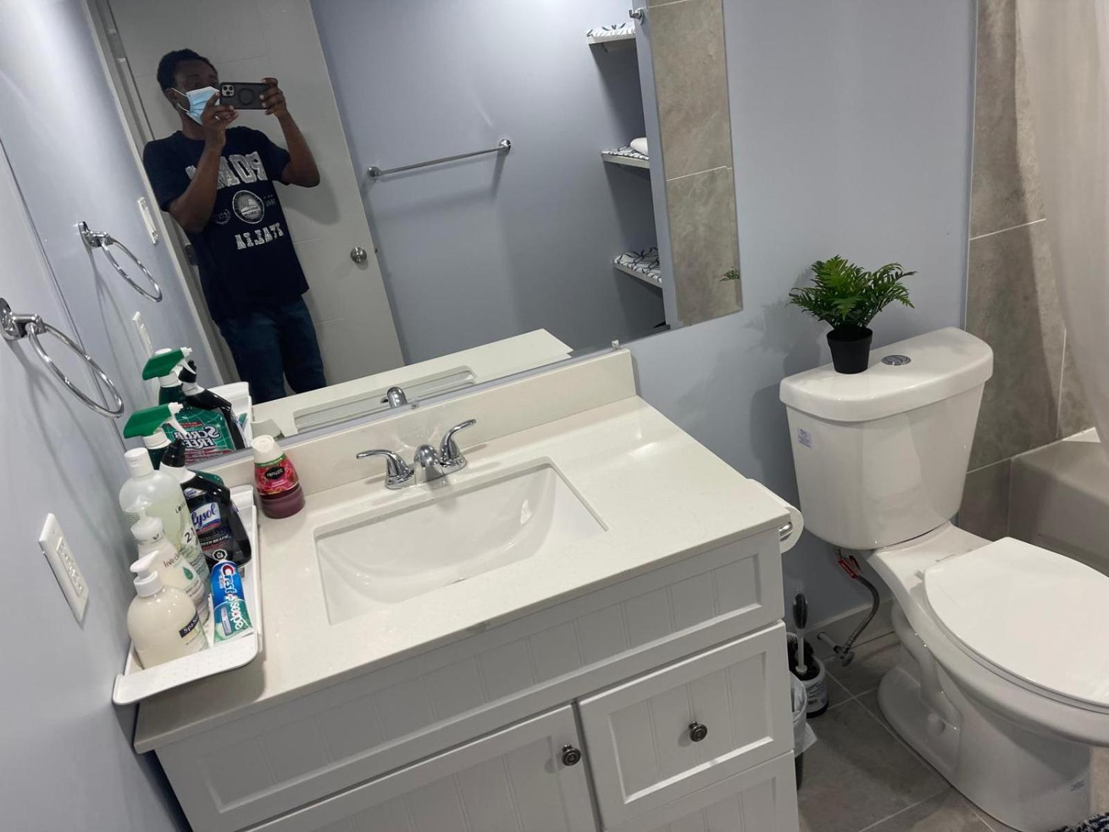The Cozy Cove - Modern Private Basement Suite with Comfort & Charm, Free Parking, WiFi, Netflix Close to airport & 18 minutes to West Edmonton Mall