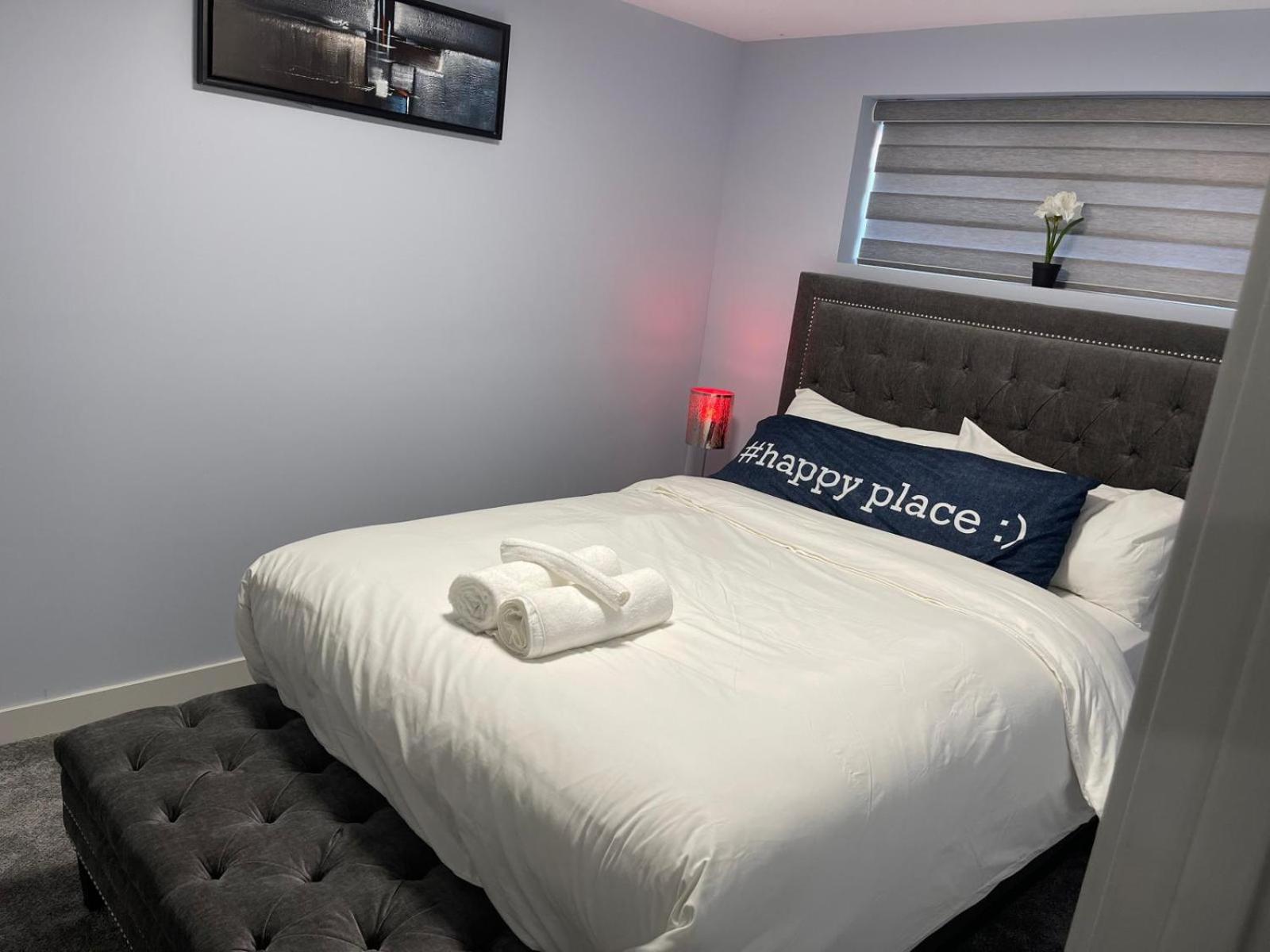 The Cozy Cove - Modern Private Basement Suite with Comfort & Charm, Free Parking, WiFi, Netflix Close to airport & 18 minutes to West Edmonton Mall