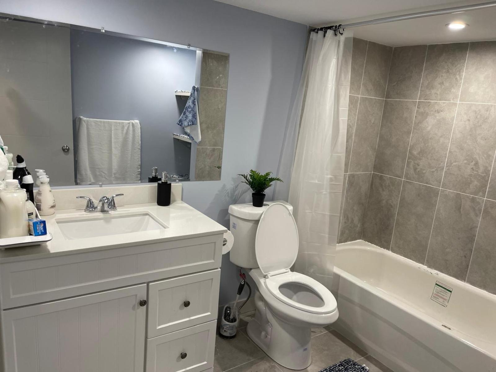 The Cozy Cove - Modern Private Basement Suite with Comfort & Charm, Free Parking, WiFi, Netflix Close to airport & 18 minutes to West Edmonton Mall