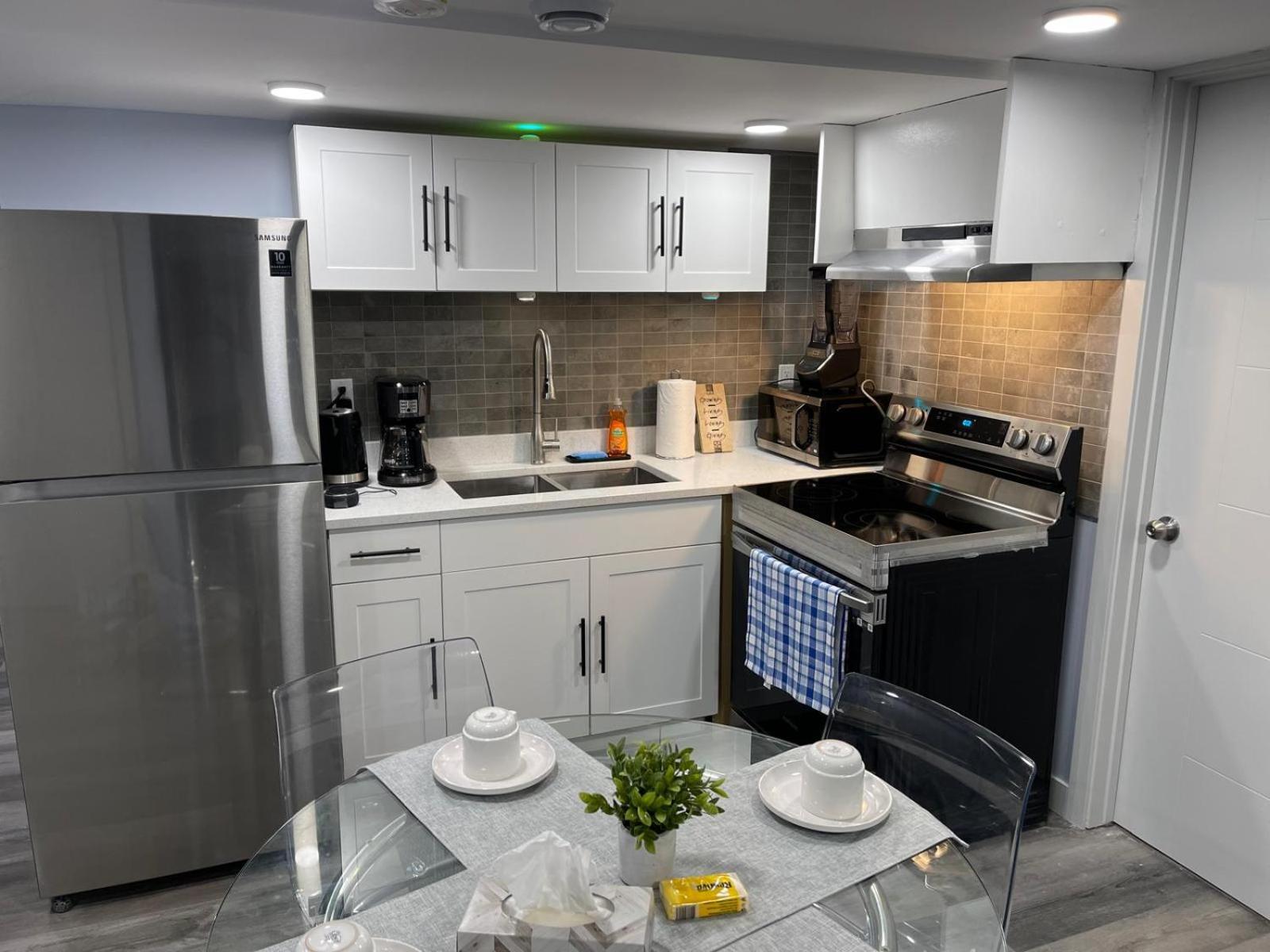 The Cozy Cove - Modern Private Basement Suite with Comfort & Charm, Free Parking, WiFi, Netflix Close to airport & 18 minutes to West Edmonton Mall