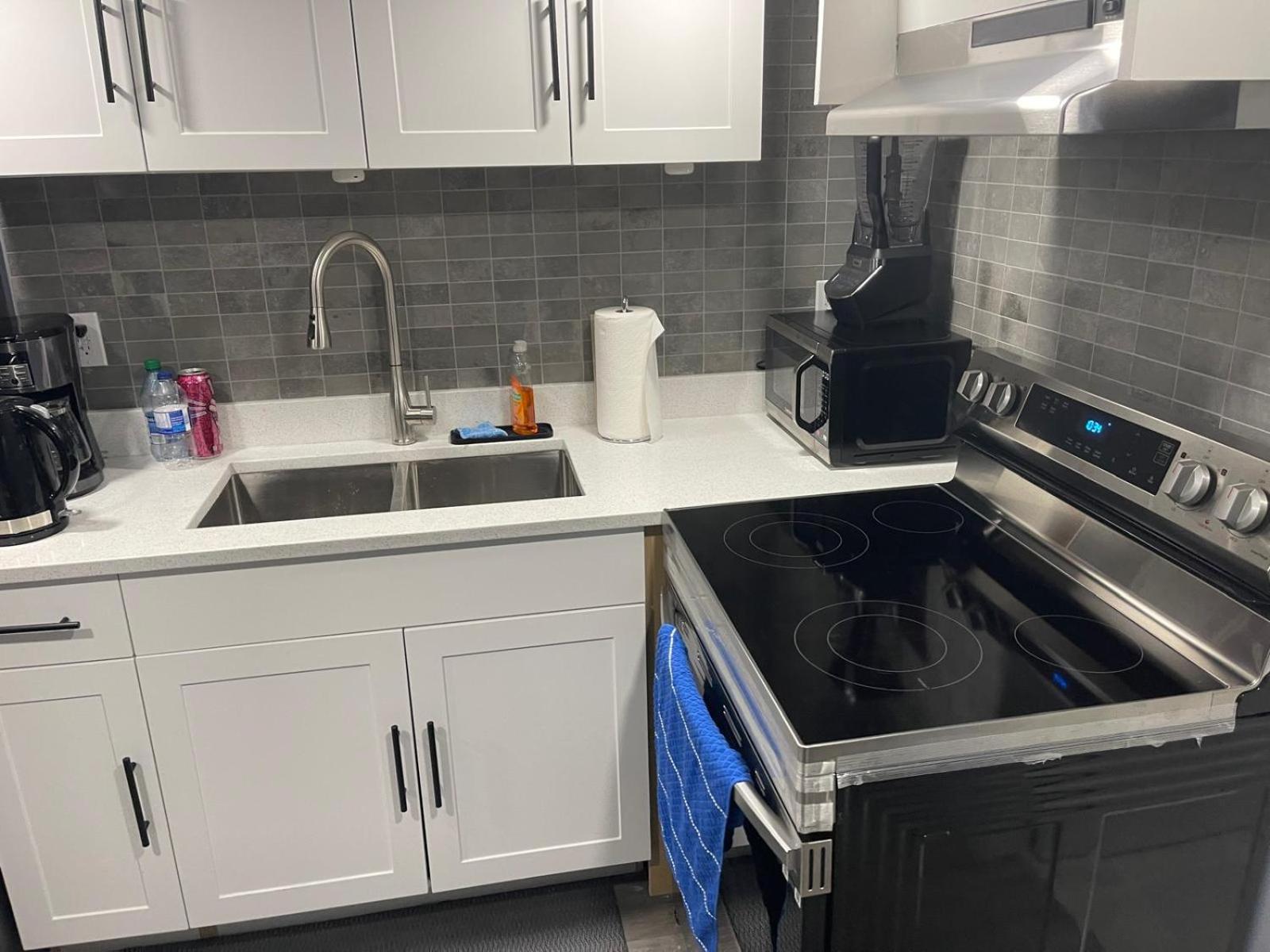 The Cozy Cove - Modern Private Basement Suite with Comfort & Charm, Free Parking, WiFi, Netflix Close to airport & 18 minutes to West Edmonton Mall