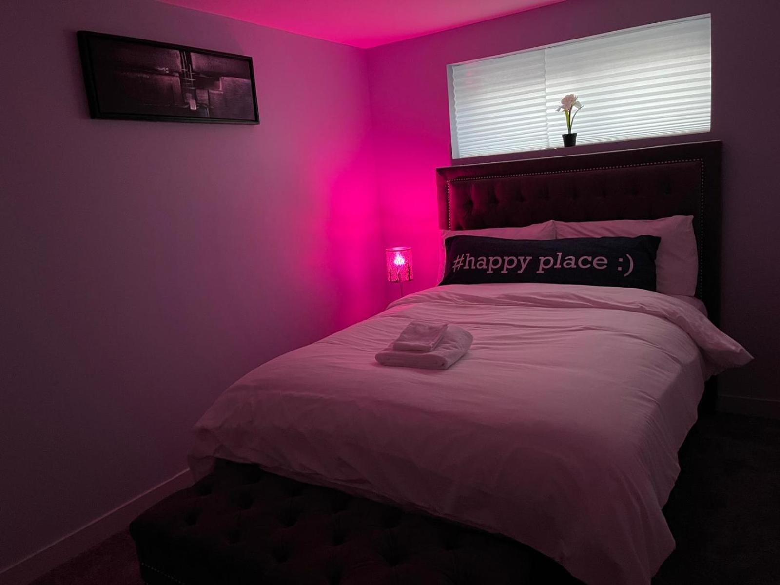 The Cozy Cove - Modern Private Basement Suite with Comfort & Charm, Free Parking, WiFi, Netflix Close to airport & 18 minutes to West Edmonton Mall