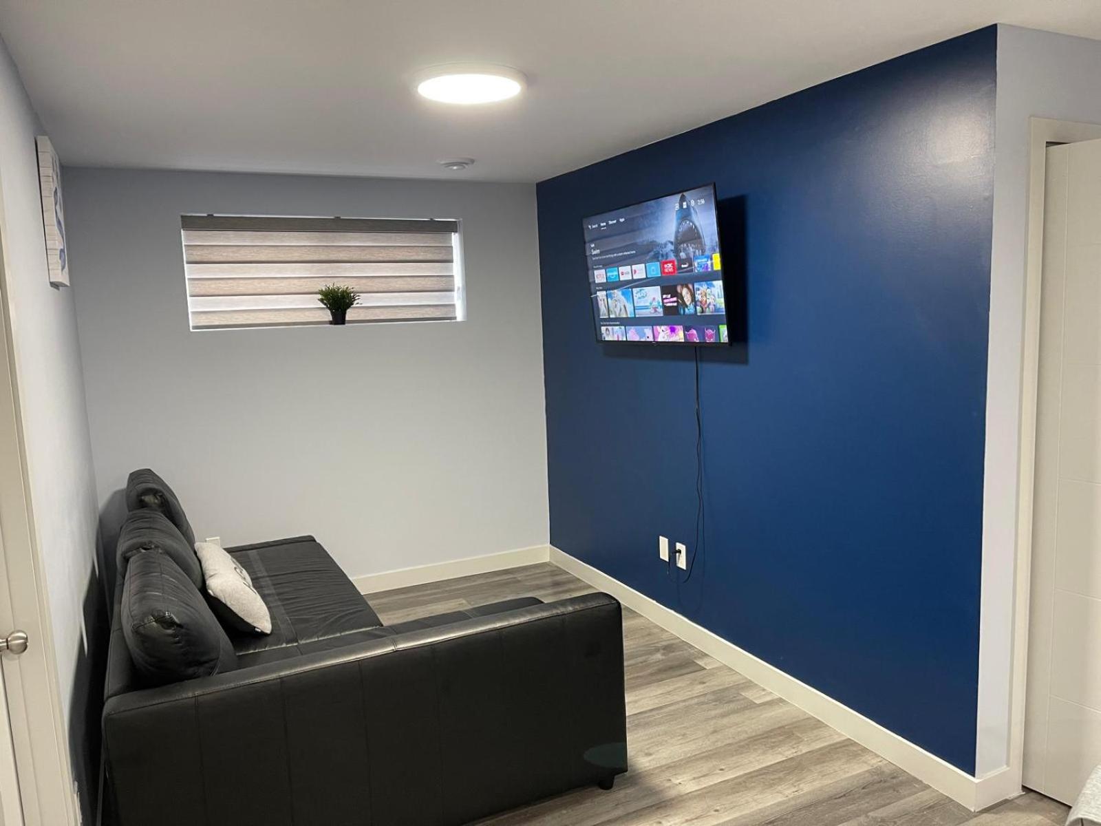 The Cozy Cove - Modern Private Basement Suite with Comfort & Charm, Free Parking, WiFi, Netflix Close to airport & 18 minutes to West Edmonton Mall