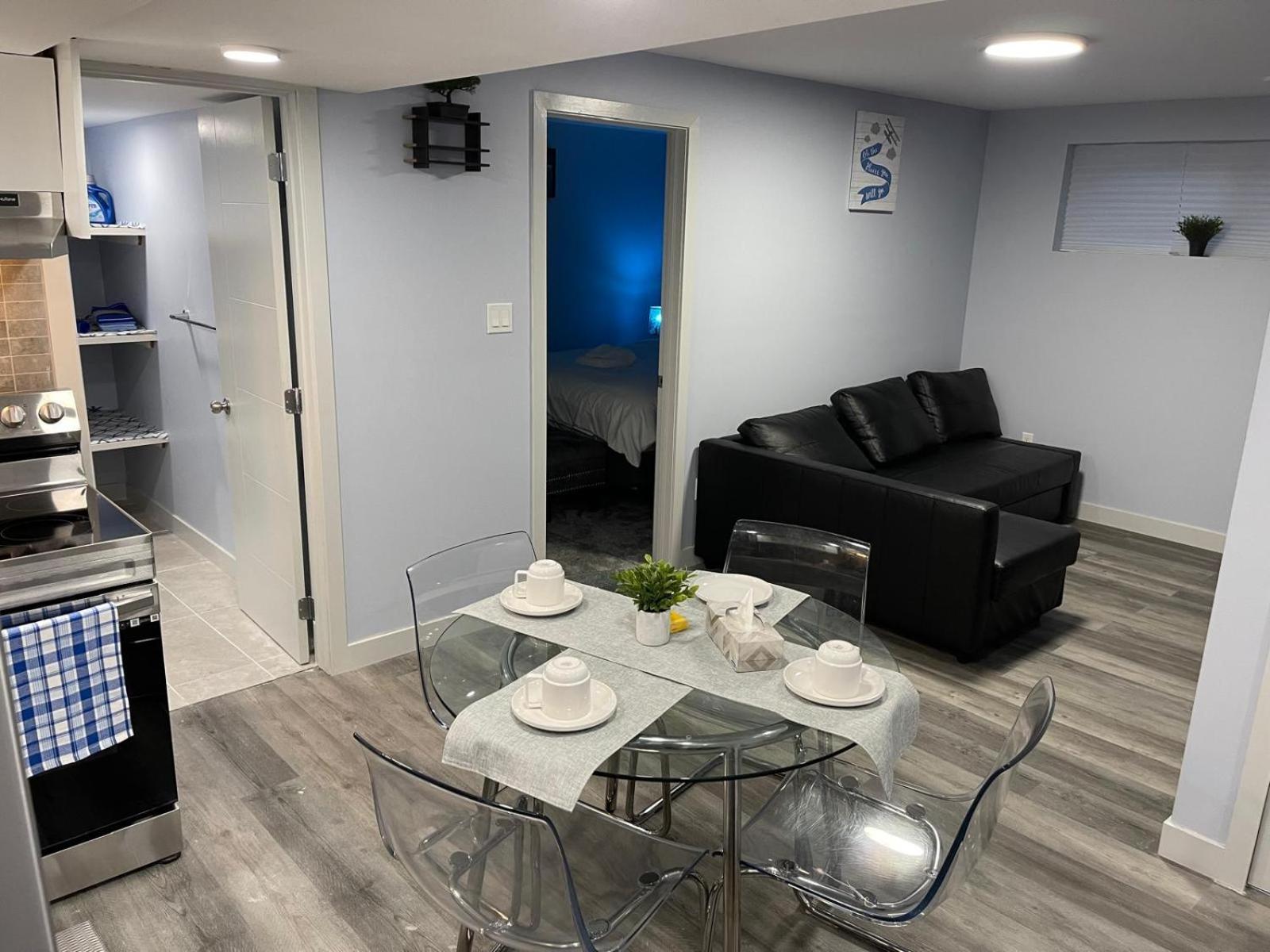 The Cozy Cove - Modern Private Basement Suite with Comfort & Charm, Free Parking, WiFi, Netflix Close to airport & 18 minutes to West Edmonton Mall
