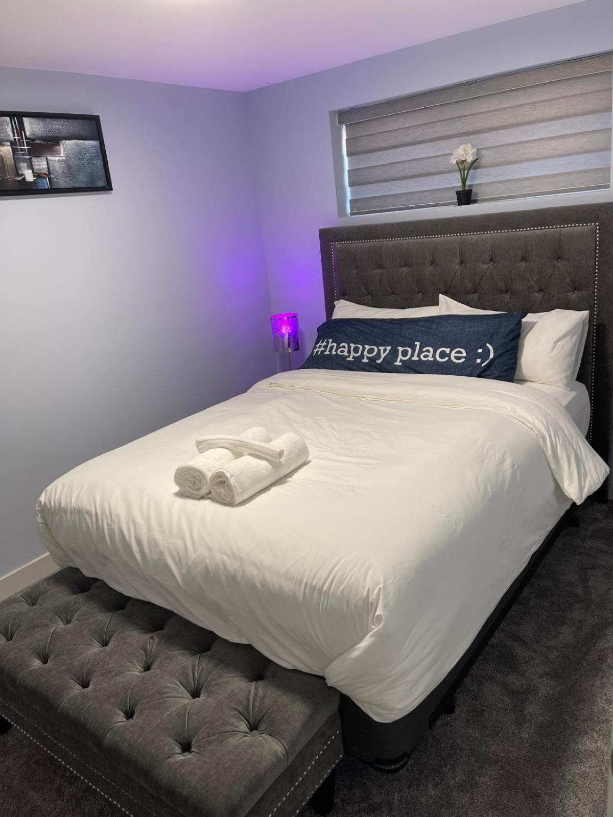 The Cozy Cove - Modern Private Basement Suite with Comfort & Charm, Free Parking, WiFi, Netflix Close to airport & 18 minutes to West Edmonton Mall
