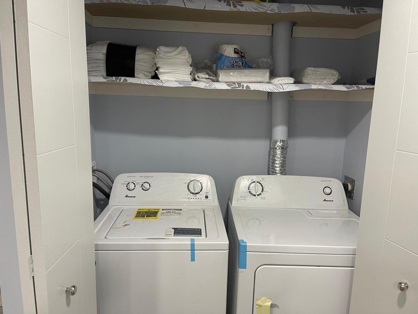 The Cozy Cove - Modern Private Basement Suite with Comfort & Charm, Free Parking, WiFi, Netflix Close to airport & 18 minutes to West Edmonton Mall