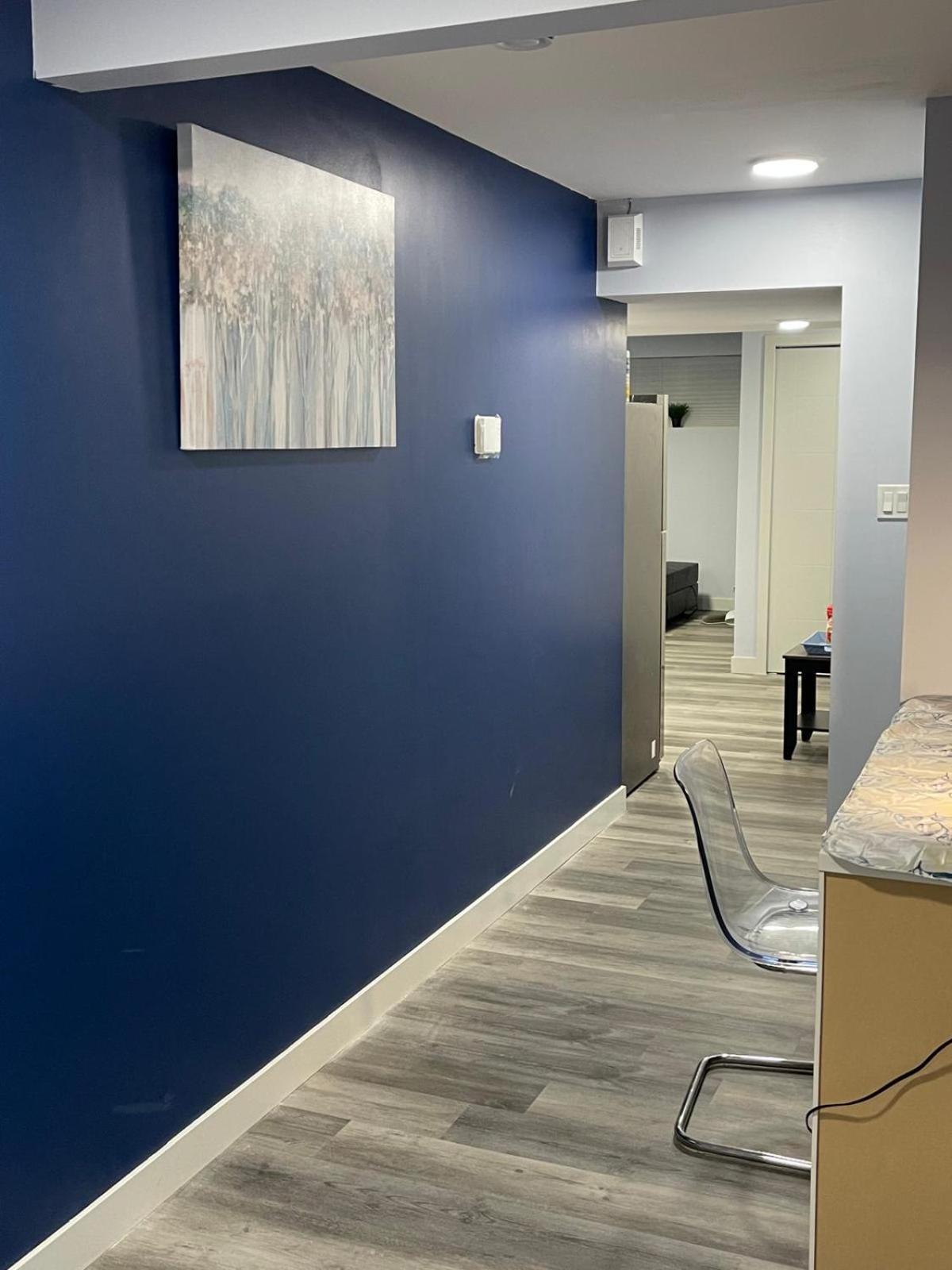 The Cozy Cove - Modern Private Basement Suite with Comfort & Charm, Free Parking, WiFi, Netflix Close to airport & 18 minutes to West Edmonton Mall