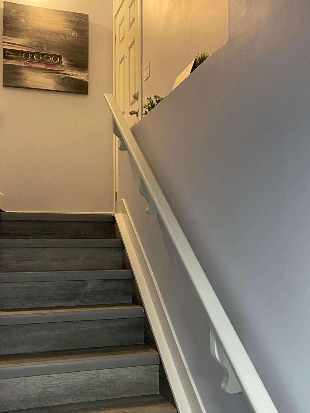 The Cozy Cove - Modern Private Basement Suite with Comfort & Charm, Free Parking, WiFi, Netflix Close to airport & 18 minutes to West Edmonton Mall