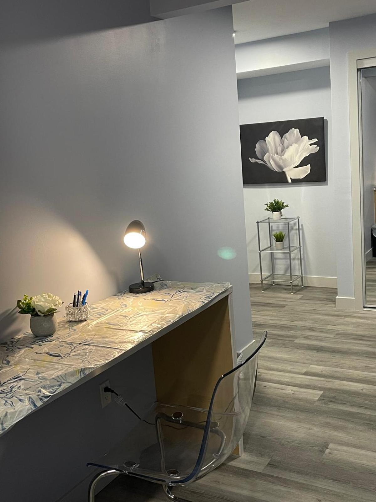 The Cozy Cove - Modern Private Basement Suite with Comfort & Charm, Free Parking, WiFi, Netflix Close to airport & 18 minutes to West Edmonton Mall