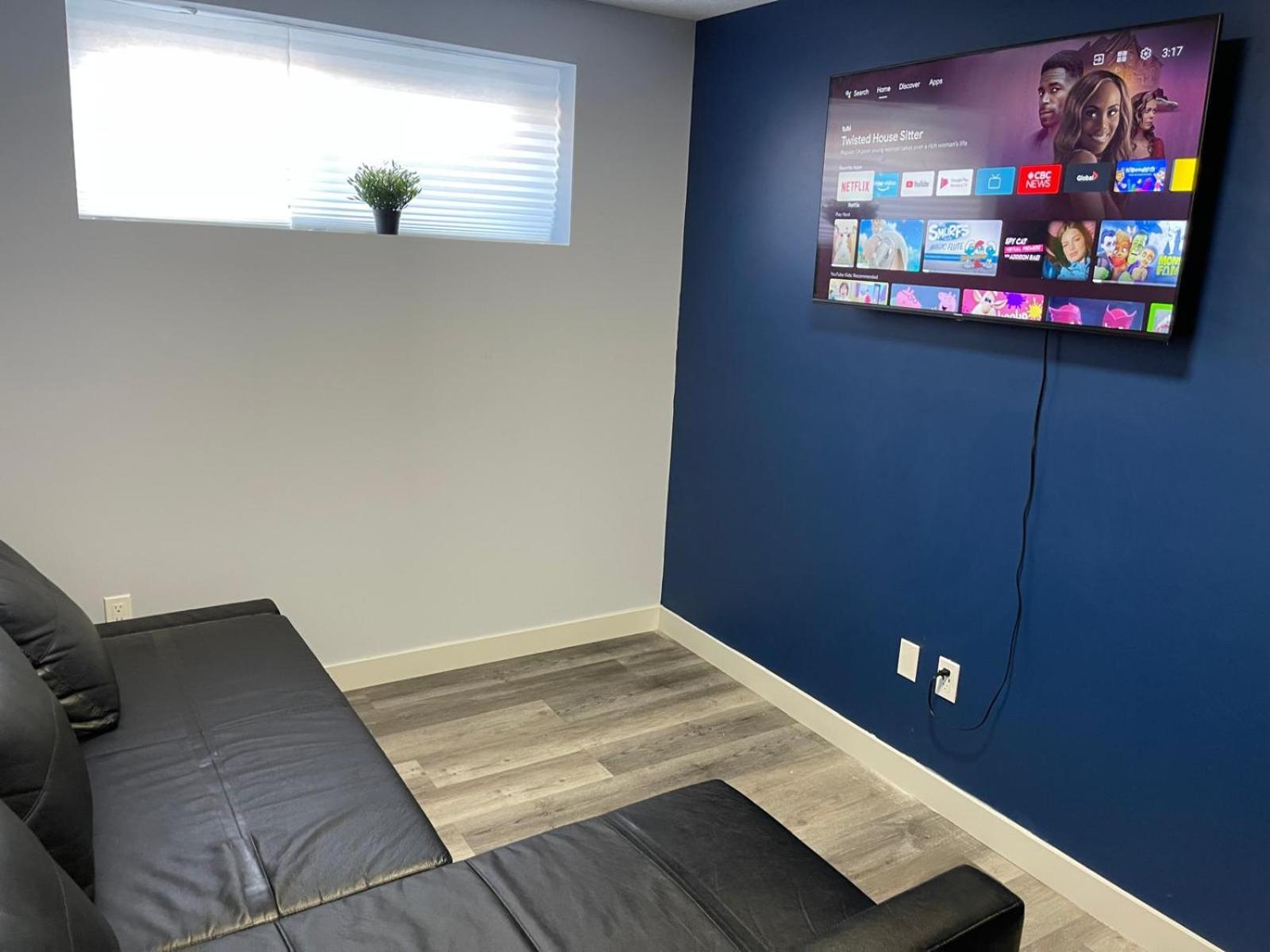 The Cozy Cove - Modern Private Basement Suite with Comfort & Charm, Free Parking, WiFi, Netflix Close to airport & 18 minutes to West Edmonton Mall