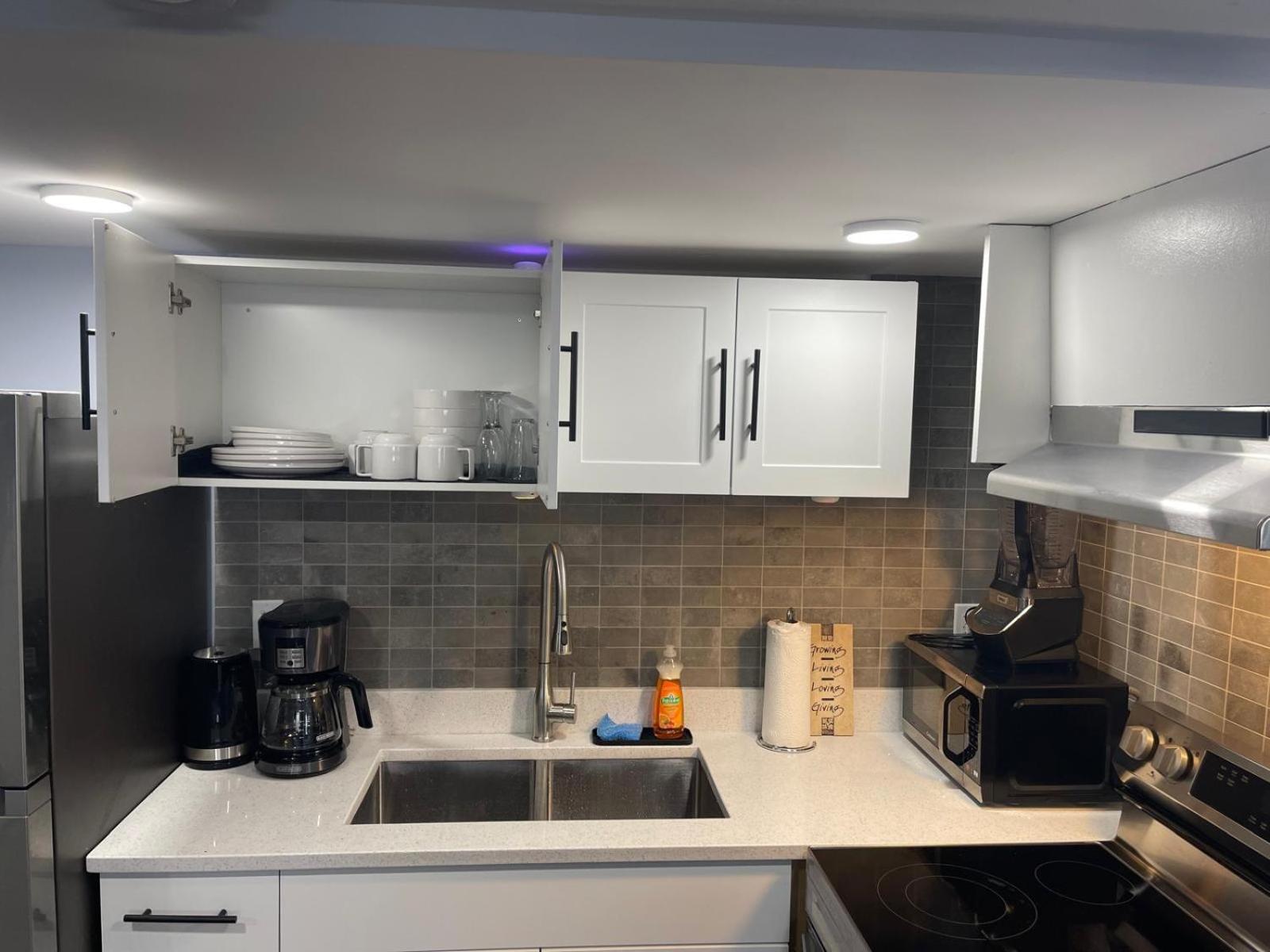 The Cozy Cove - Modern Private Basement Suite with Comfort & Charm, Free Parking, WiFi, Netflix Close to airport & 18 minutes to West Edmonton Mall