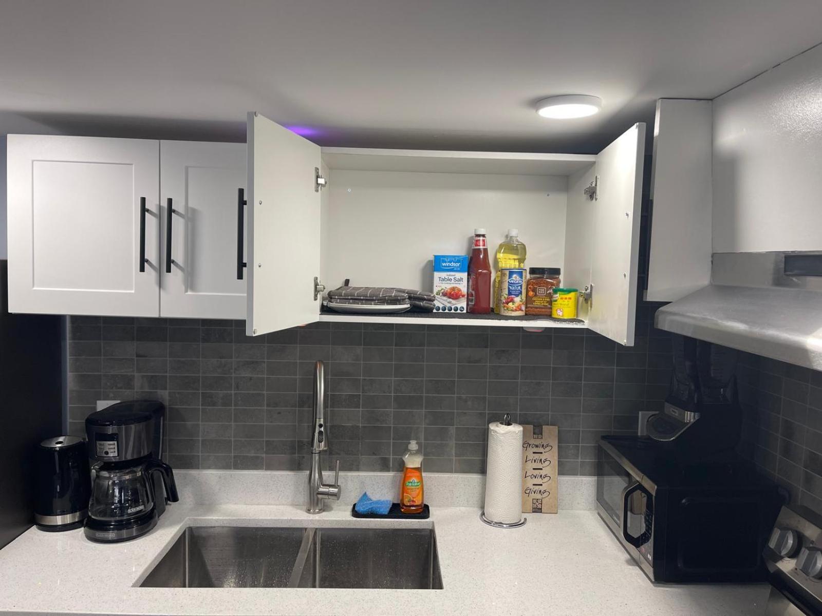 The Cozy Cove - Modern Private Basement Suite with Comfort & Charm, Free Parking, WiFi, Netflix Close to airport & 18 minutes to West Edmonton Mall