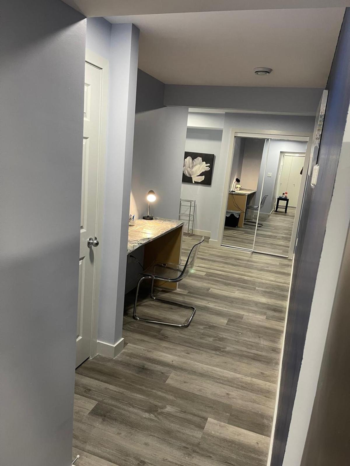 The Cozy Cove - Modern Private Basement Suite with Comfort & Charm, Free Parking, WiFi, Netflix Close to airport & 18 minutes to West Edmonton Mall