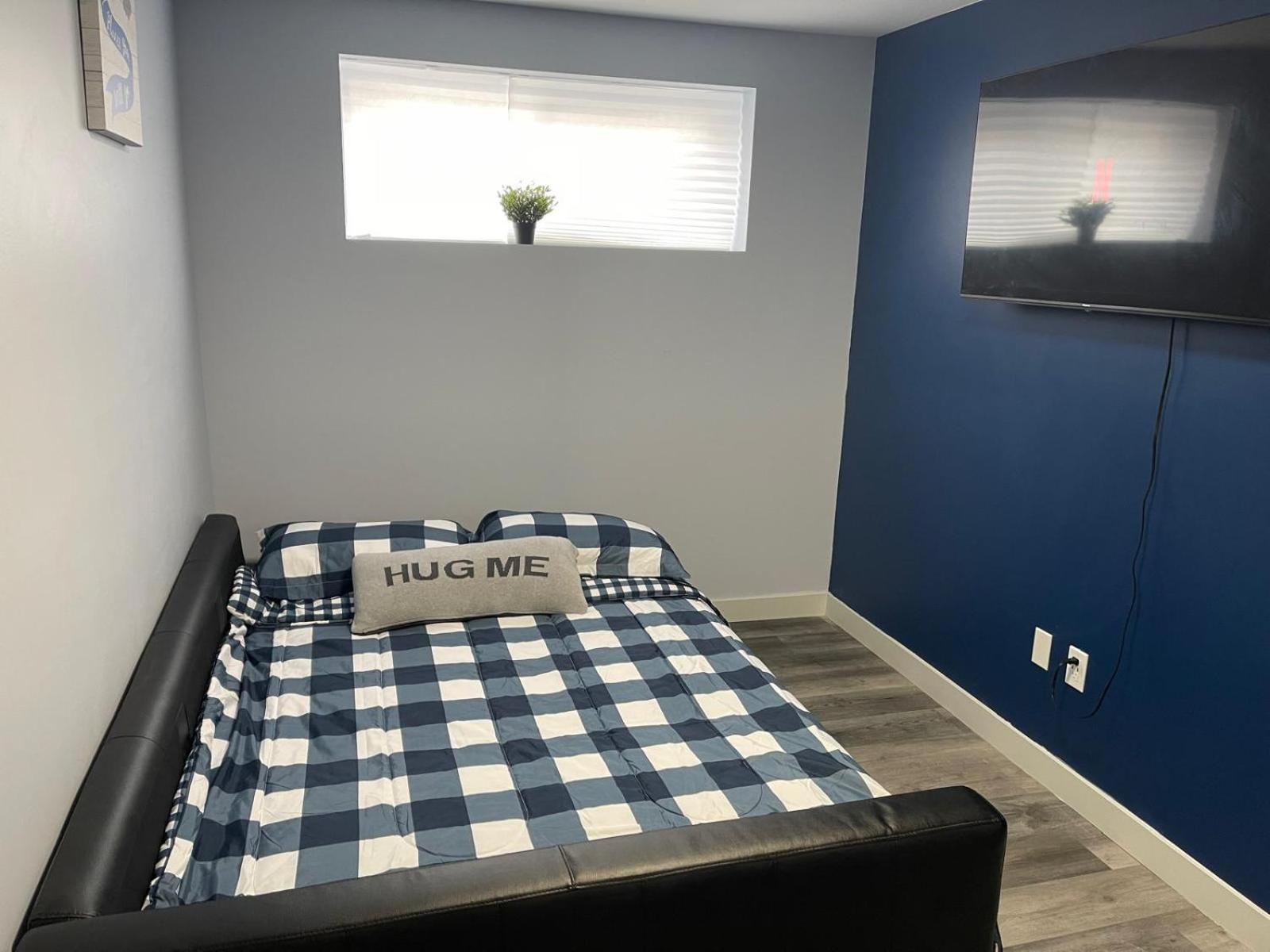 The Cozy Cove - Modern Private Basement Suite with Comfort & Charm, Free Parking, WiFi, Netflix Close to airport & 18 minutes to West Edmonton Mall