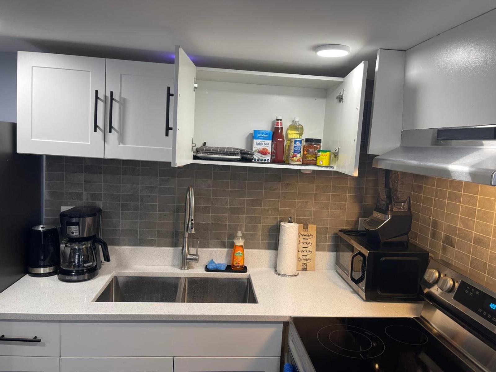 The Cozy Cove - Modern Private Basement Suite with Comfort & Charm, Free Parking, WiFi, Netflix Close to airport & 18 minutes to West Edmonton Mall
