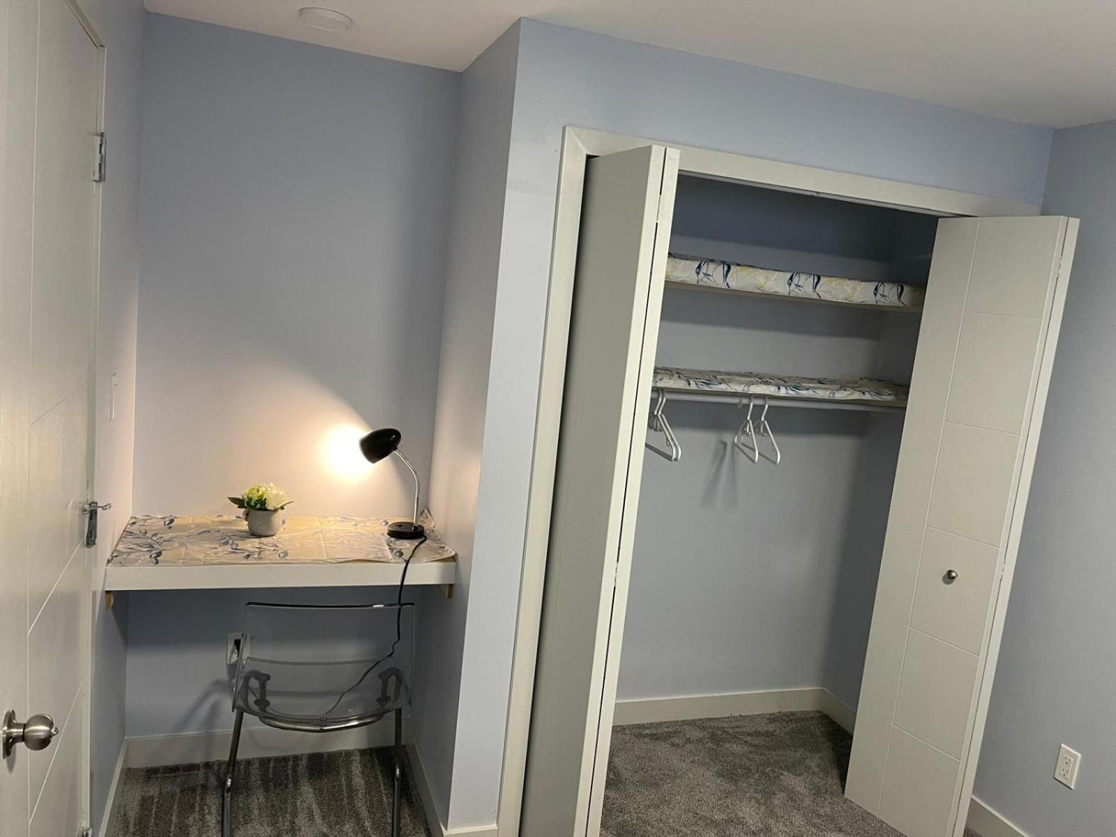 The Cozy Cove - Modern Private Basement Suite with Comfort & Charm, Free Parking, WiFi, Netflix Close to airport & 18 minutes to West Edmonton Mall