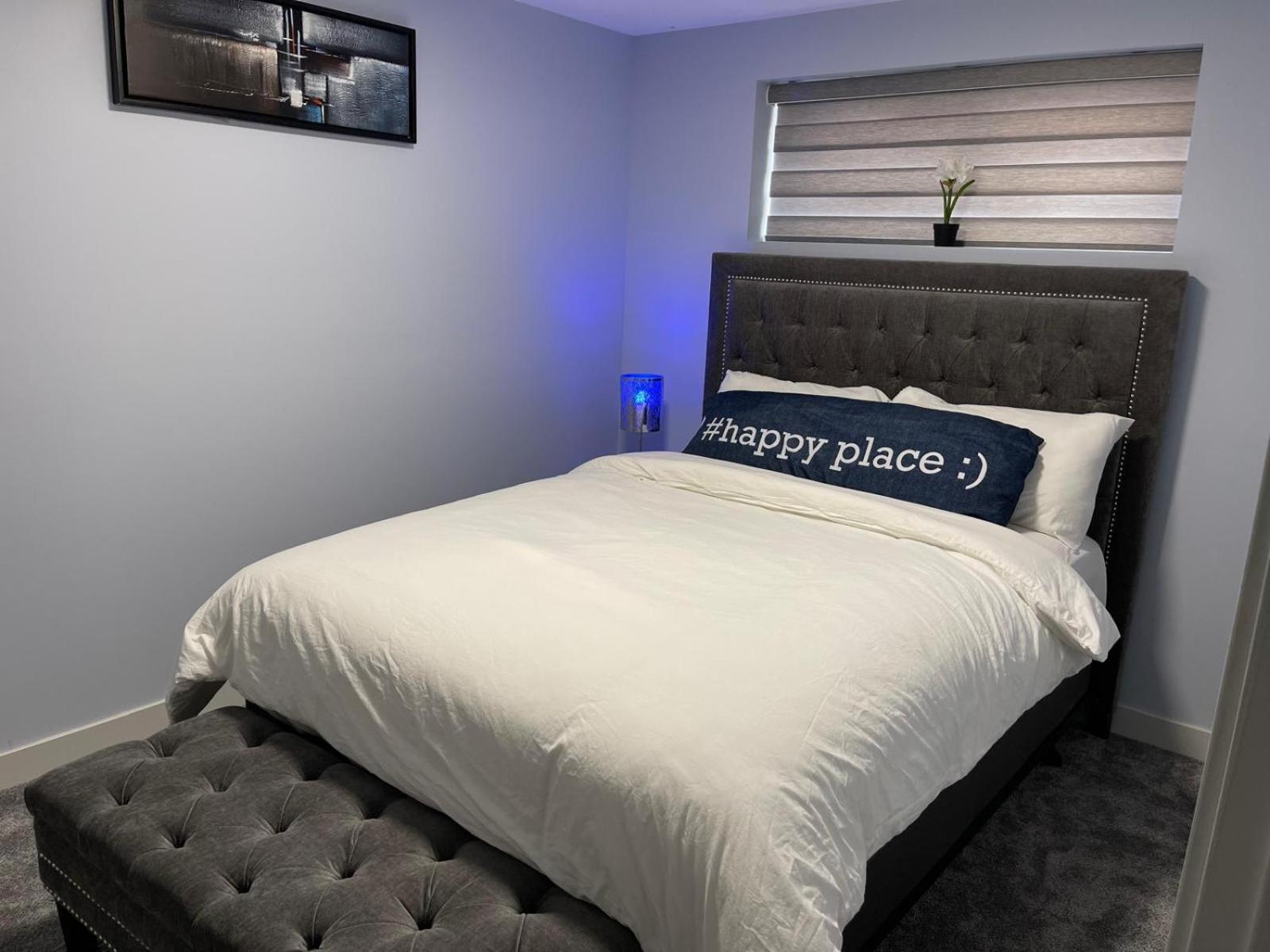 The Cozy Cove - Modern Private Basement Suite with Comfort & Charm, Free Parking, WiFi, Netflix Close to airport & 18 minutes to West Edmonton Mall