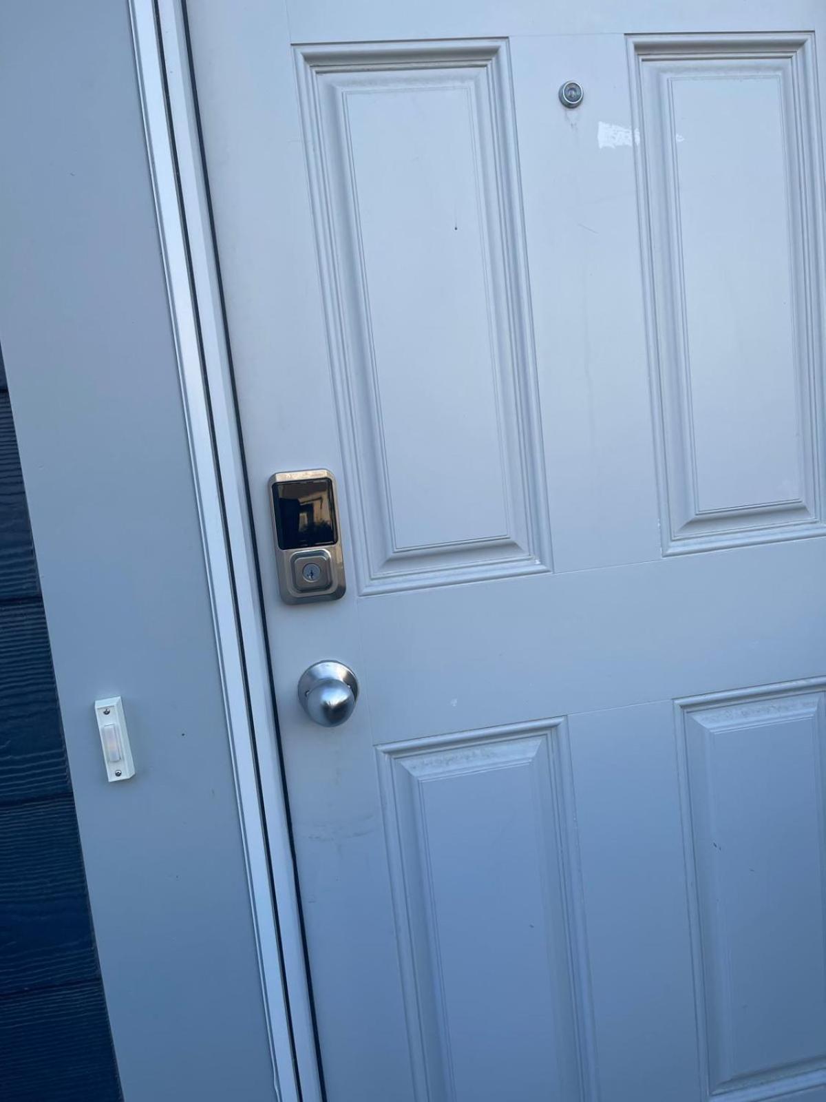 The Cozy Cove - Modern Private Basement Suite with Comfort & Charm, Free Parking, WiFi, Netflix Close to airport & 18 minutes to West Edmonton Mall