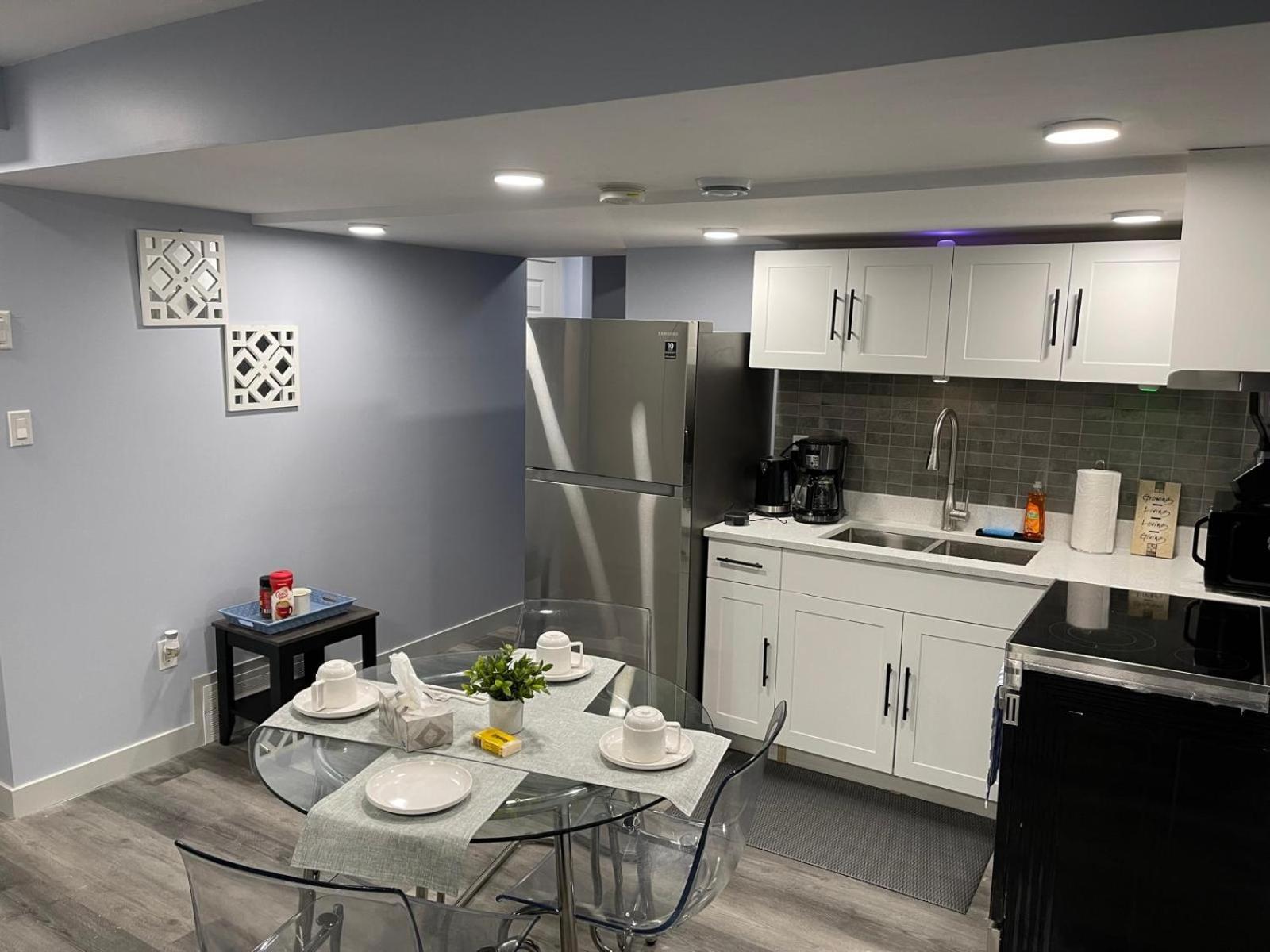 The Cozy Cove - Modern Private Basement Suite with Comfort & Charm, Free Parking, WiFi, Netflix Close to airport & 18 minutes to West Edmonton Mall