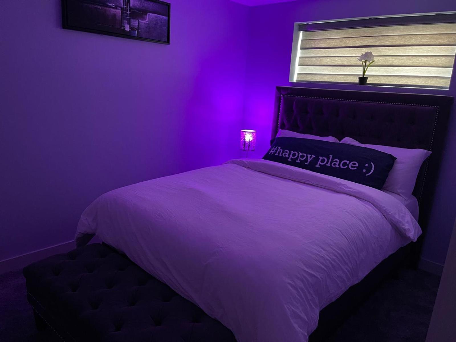 The Cozy Cove - Modern Private Basement Suite with Comfort & Charm, Free Parking, WiFi, Netflix Close to airport & 18 minutes to West Edmonton Mall