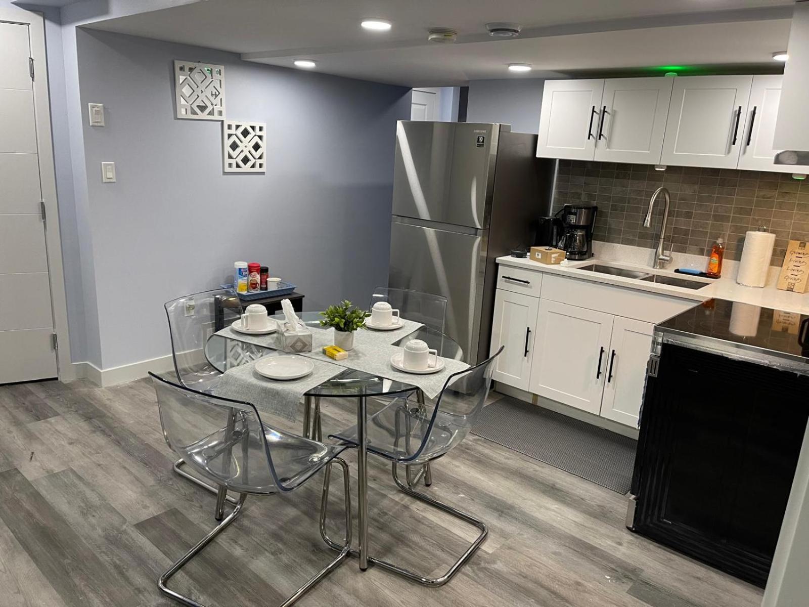 The Cozy Cove - Modern Private Basement Suite with Comfort & Charm, Free Parking, WiFi, Netflix Close to airport & 18 minutes to West Edmonton Mall