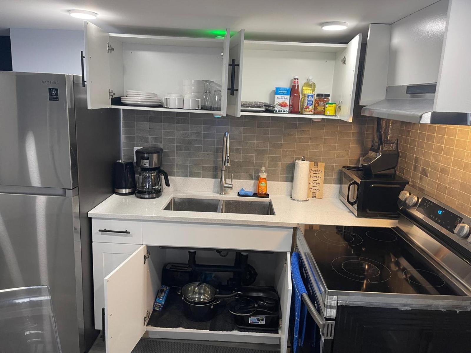 The Cozy Cove - Modern Private Basement Suite with Comfort & Charm, Free Parking, WiFi, Netflix Close to airport & 18 minutes to West Edmonton Mall